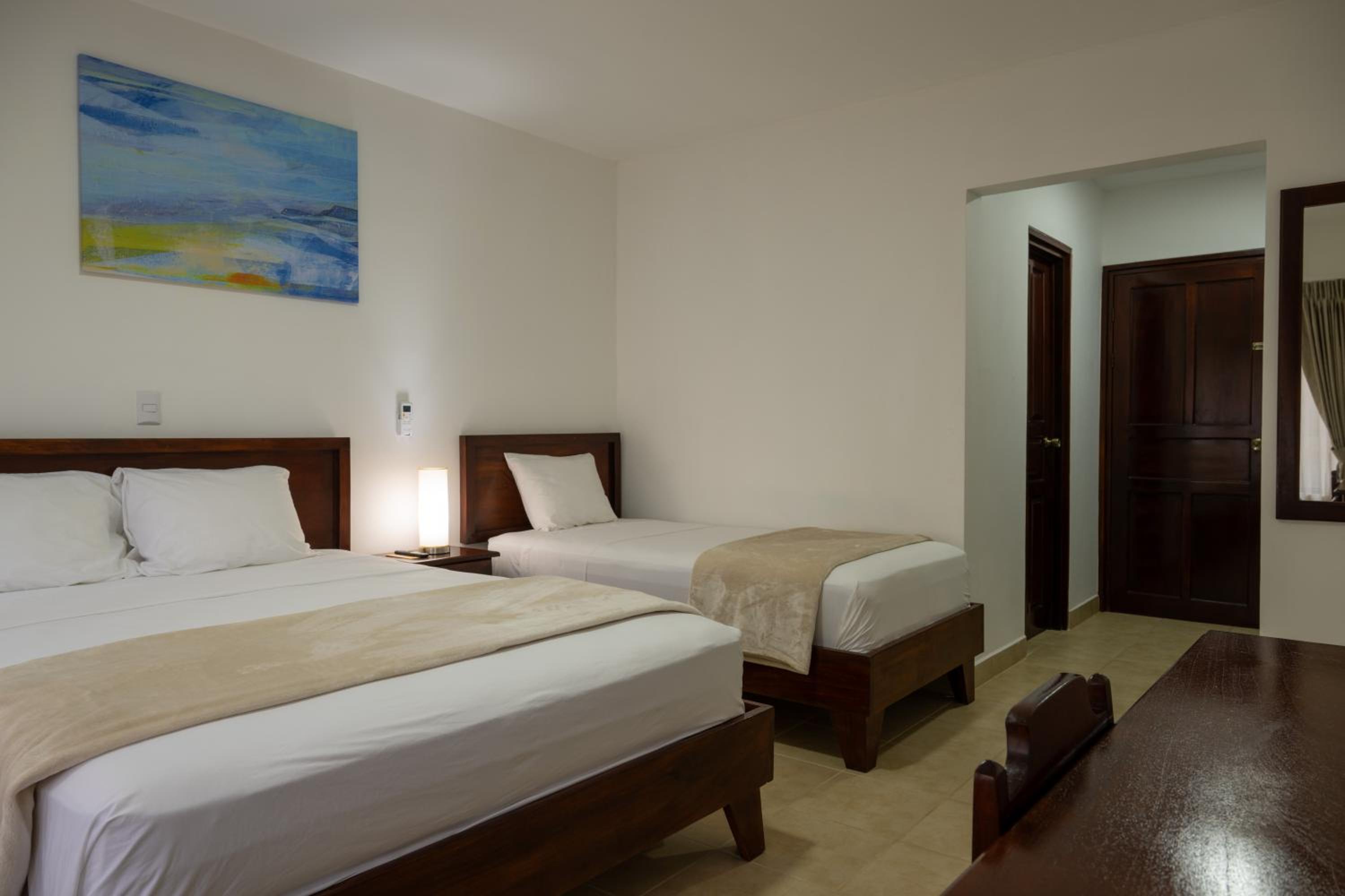 Standard Room  Plus 1 Queen Bed + 1 Twin Bed - Photo 3