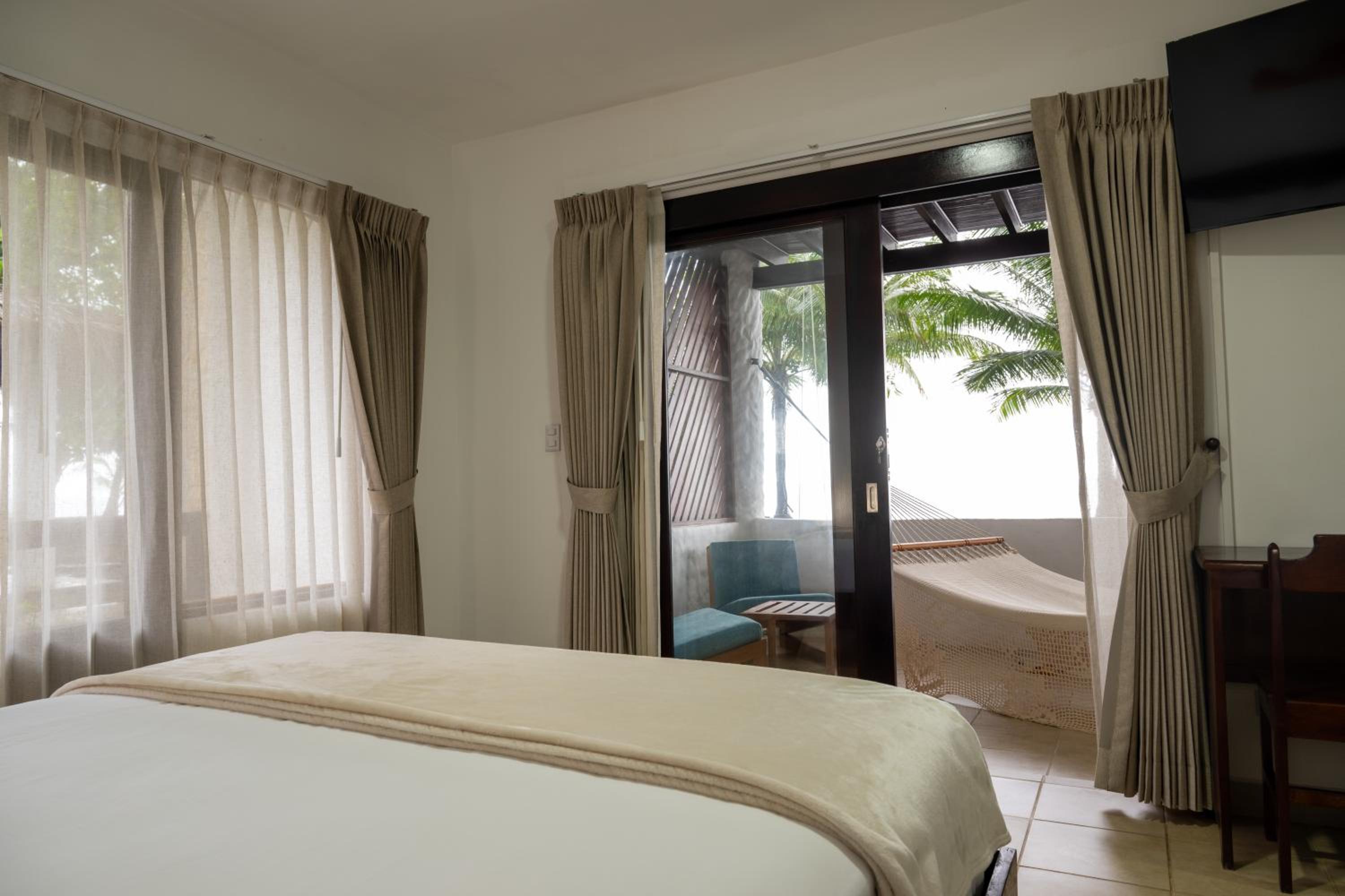 Deluxe Ocean Front 1 Queen Bed + 1 Twin Bed - Photo 4
