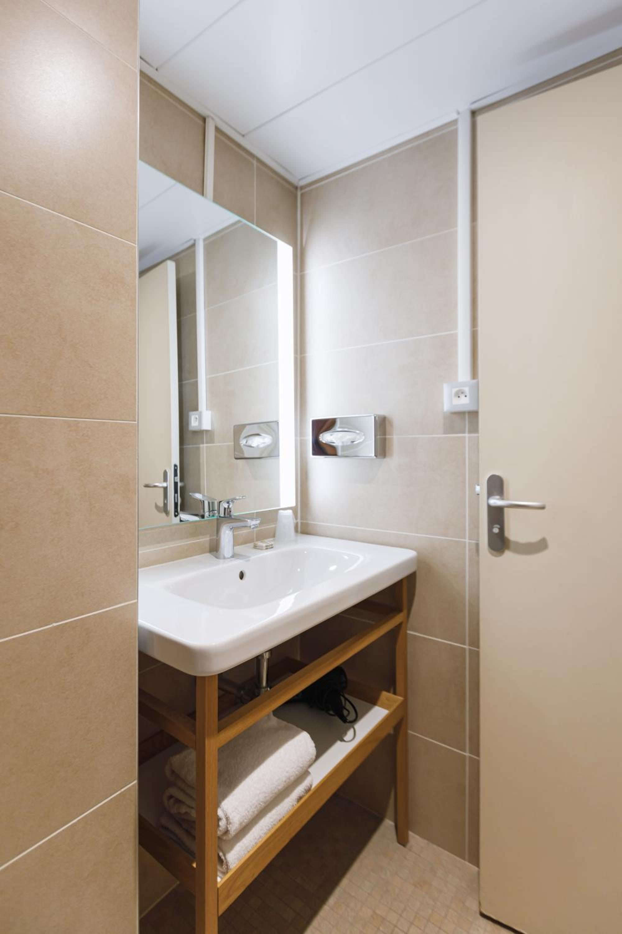 Air-conditioned Single Room