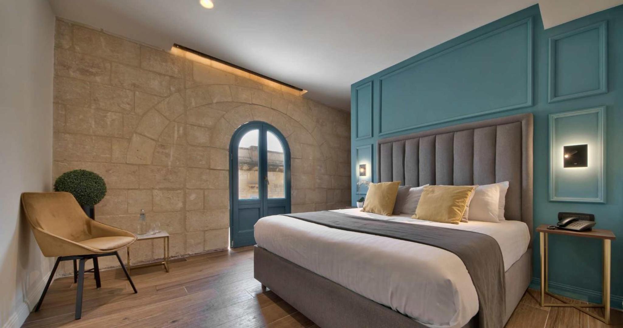 Deluxe Double Room 3rd Floor Balcony facing the Street 17