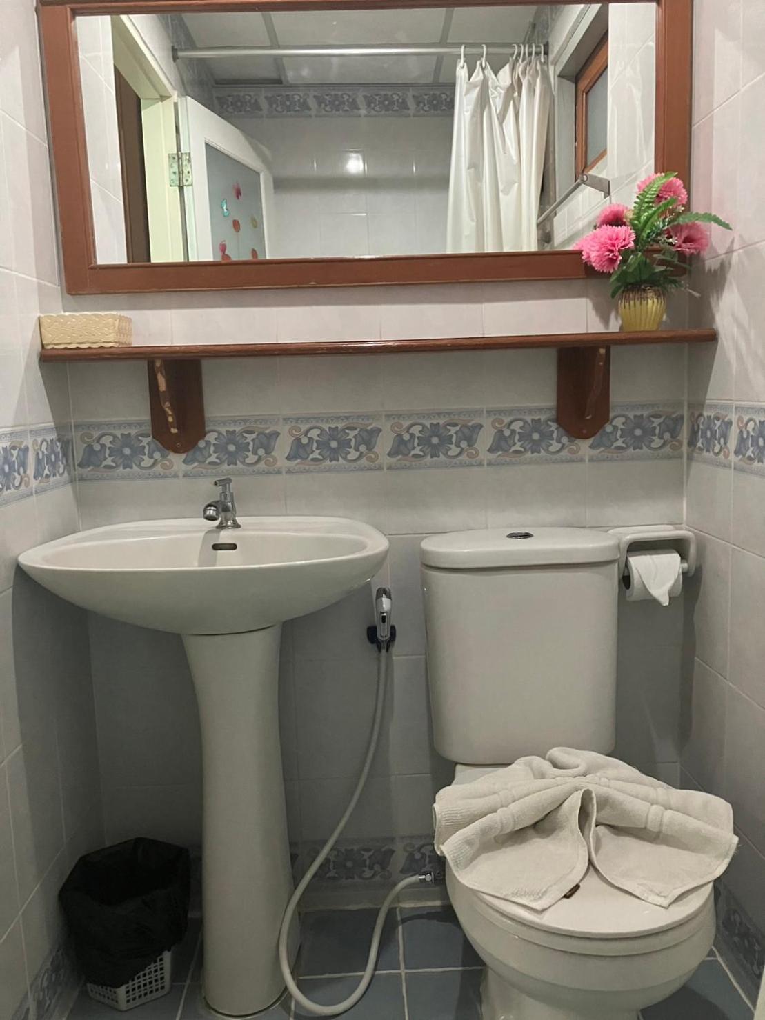 Standard Twin Room only — the supplier's photographs — photo 6