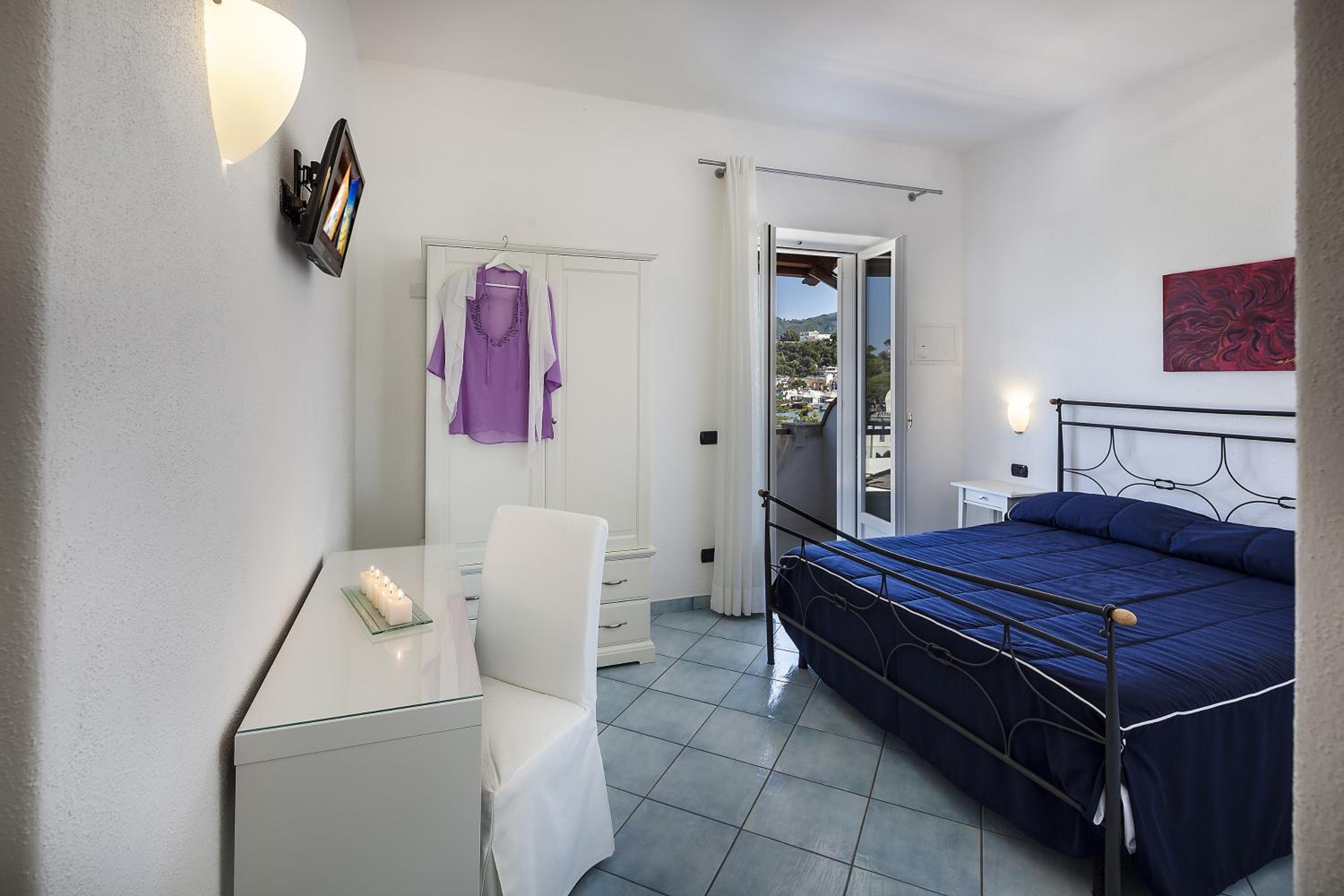  Classic Two-Bedroom Apartment with Sea View