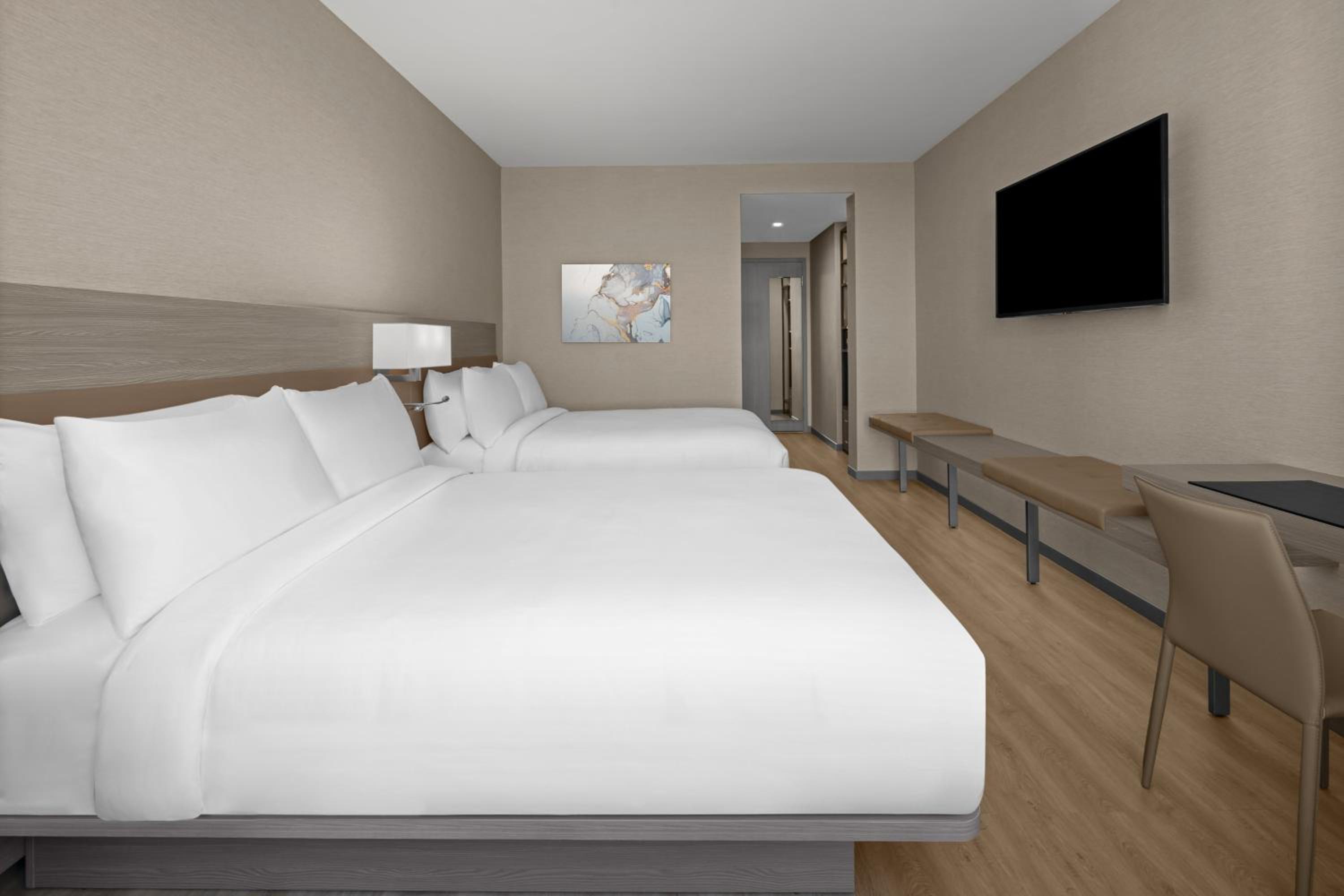 Queen Room with Two Queen Beds and Pool View - Hearing Accessible thumbnail 5