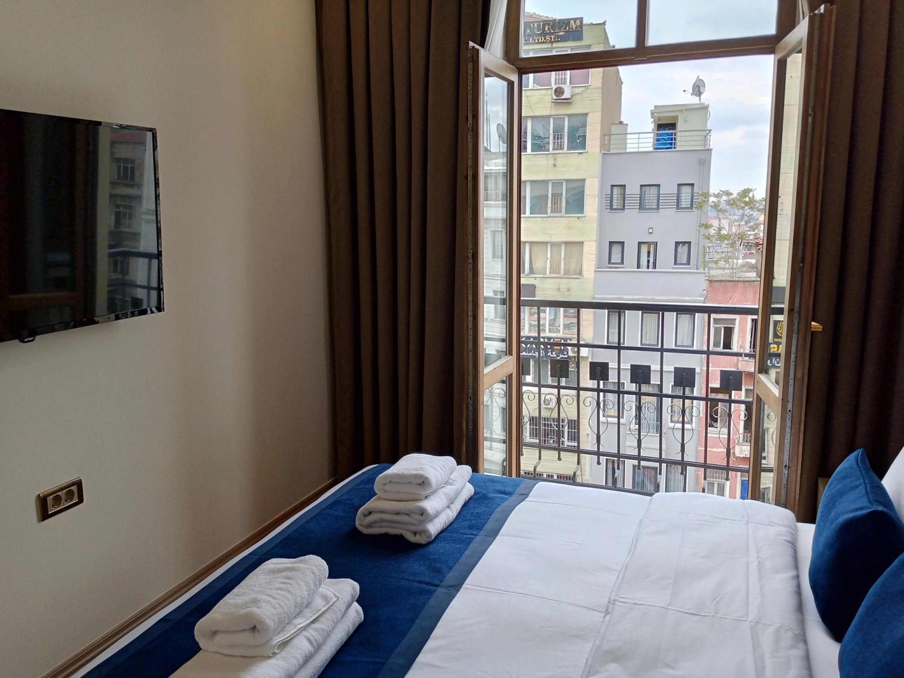 Deluxe Suite with Spa Bath photo 2