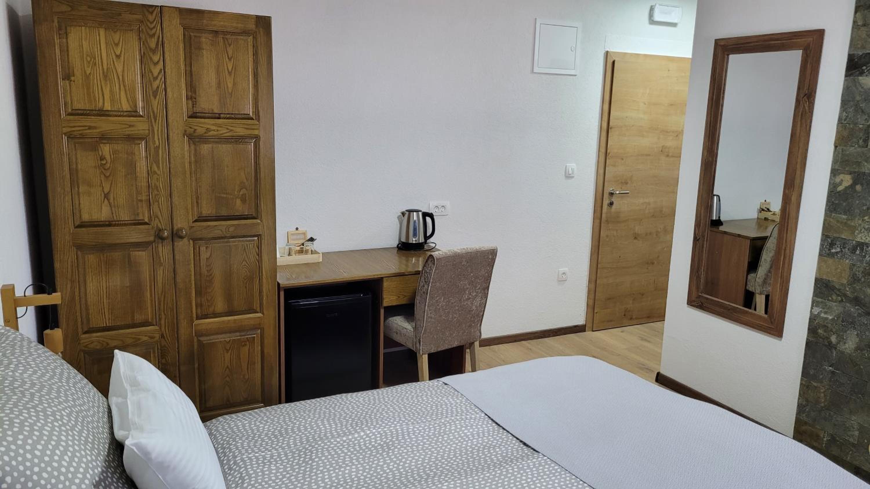 Standard Double Room - Photo 11