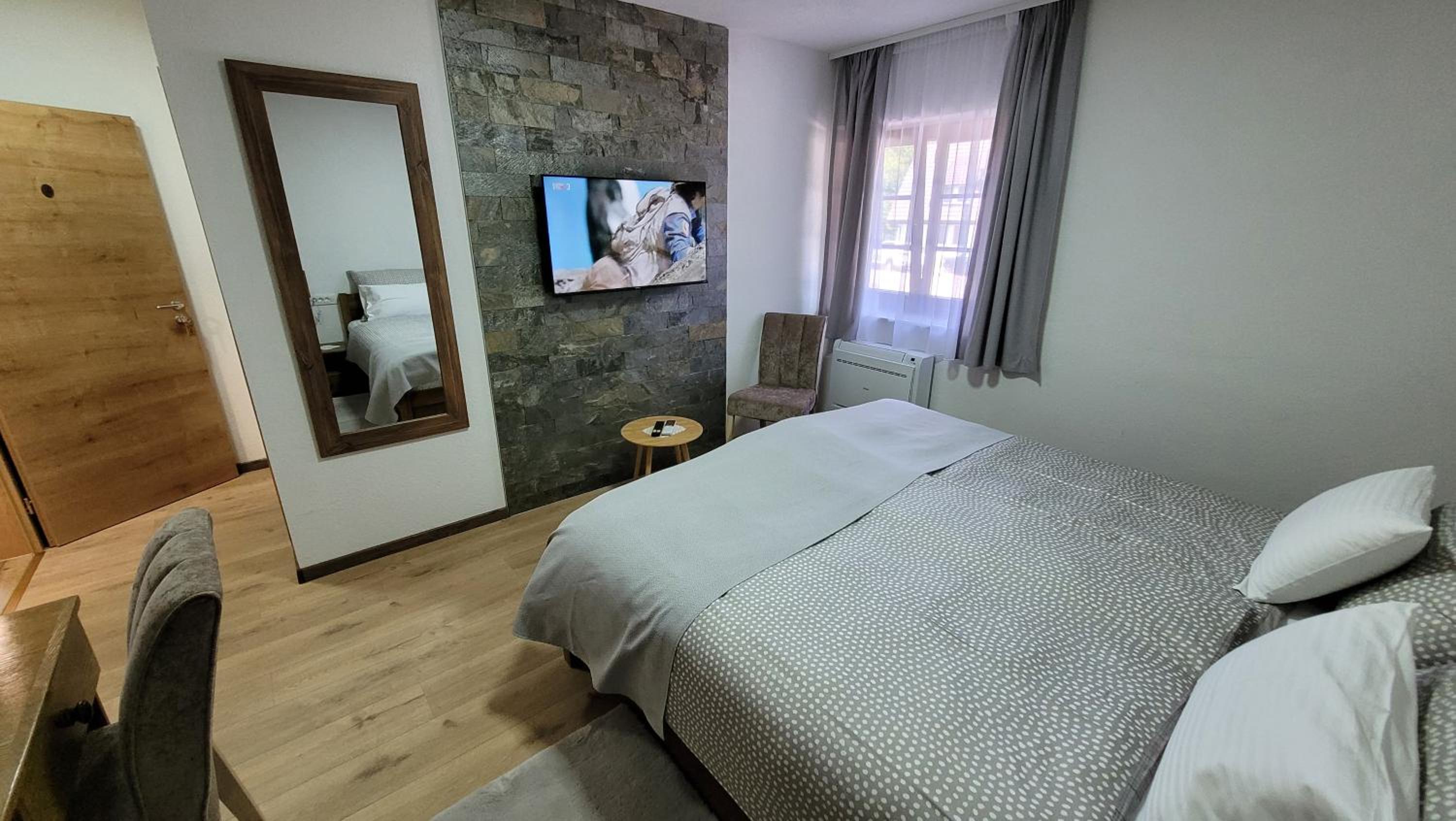Standard Double Room - Photo 12