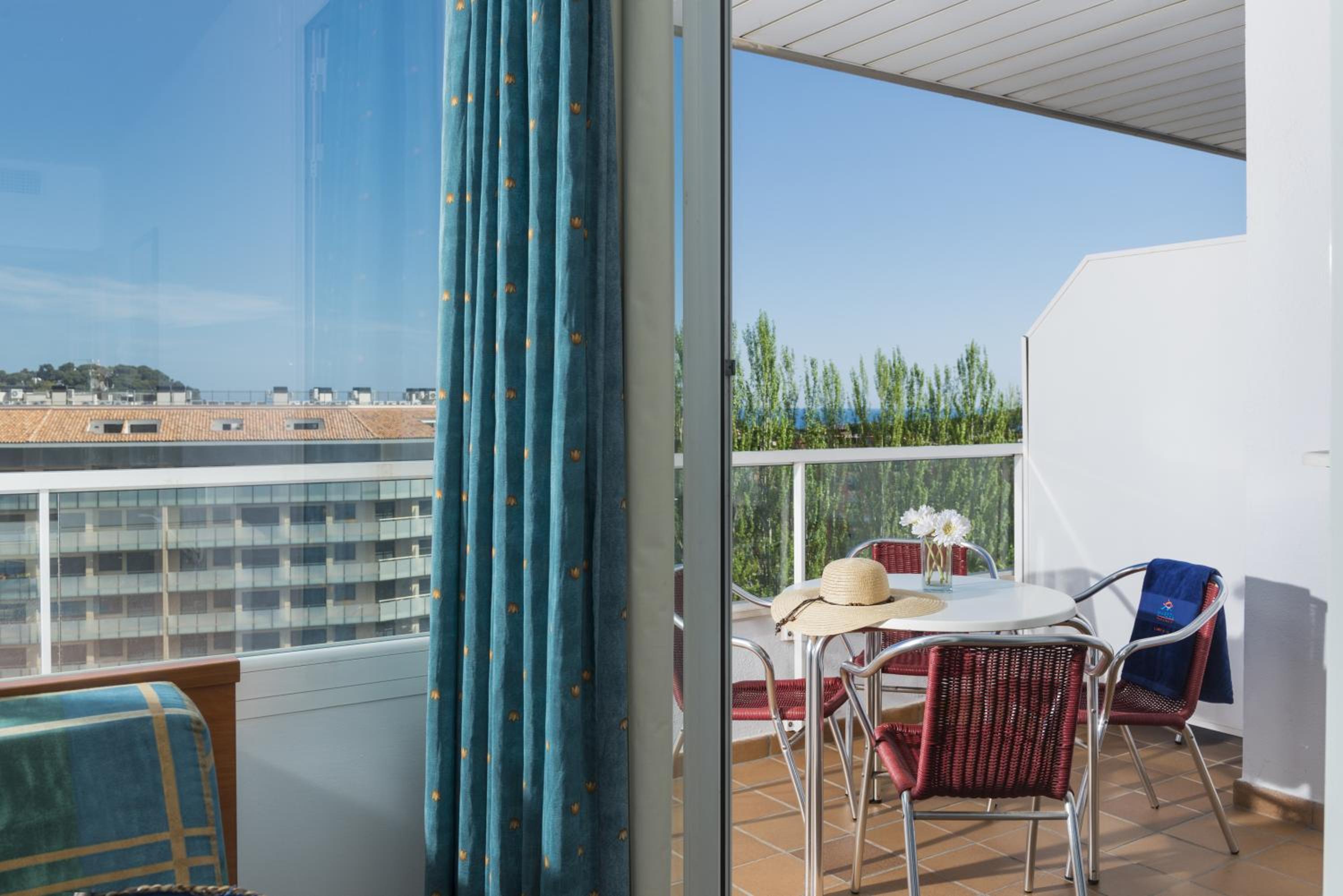 One-Bedroom Apartment With Pool View (2 Adults)