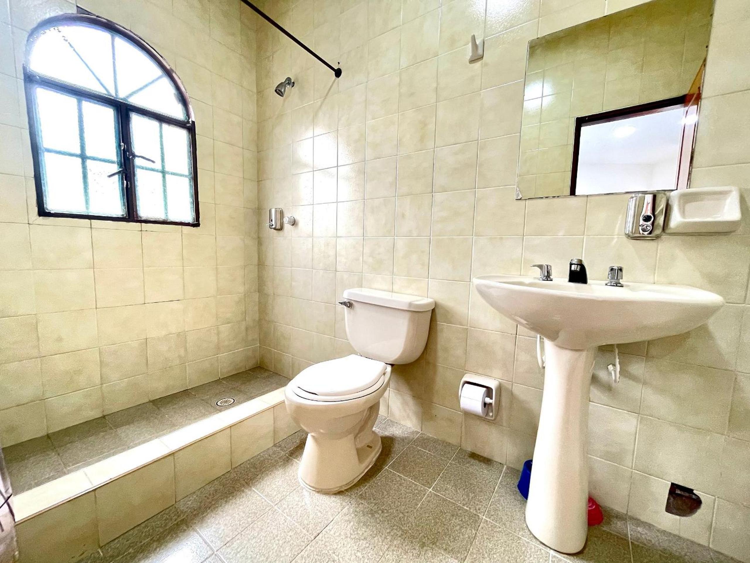 Six-Bedroom House photo 3
