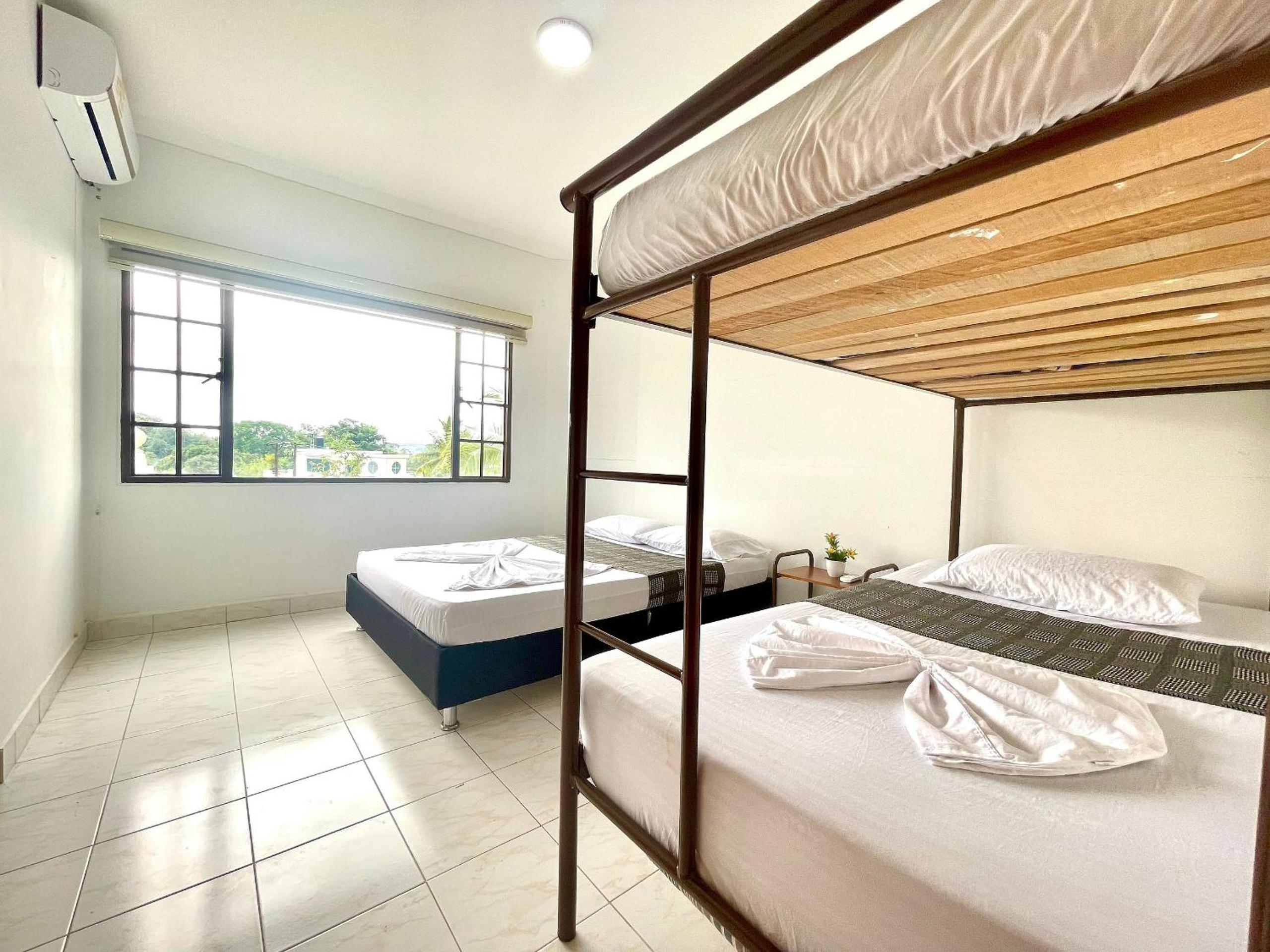 Six-Bedroom House photo 2
