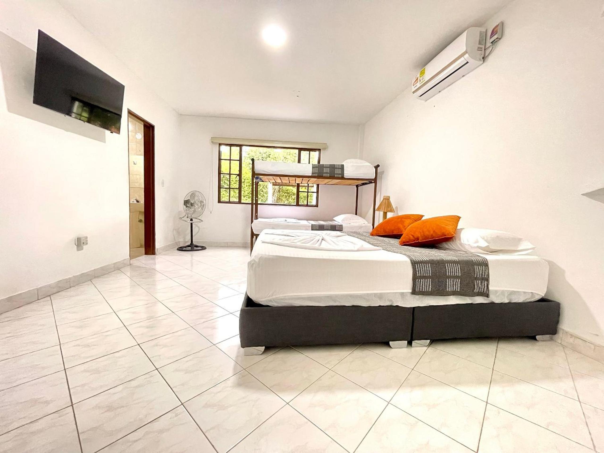Six-Bedroom House photo 2
