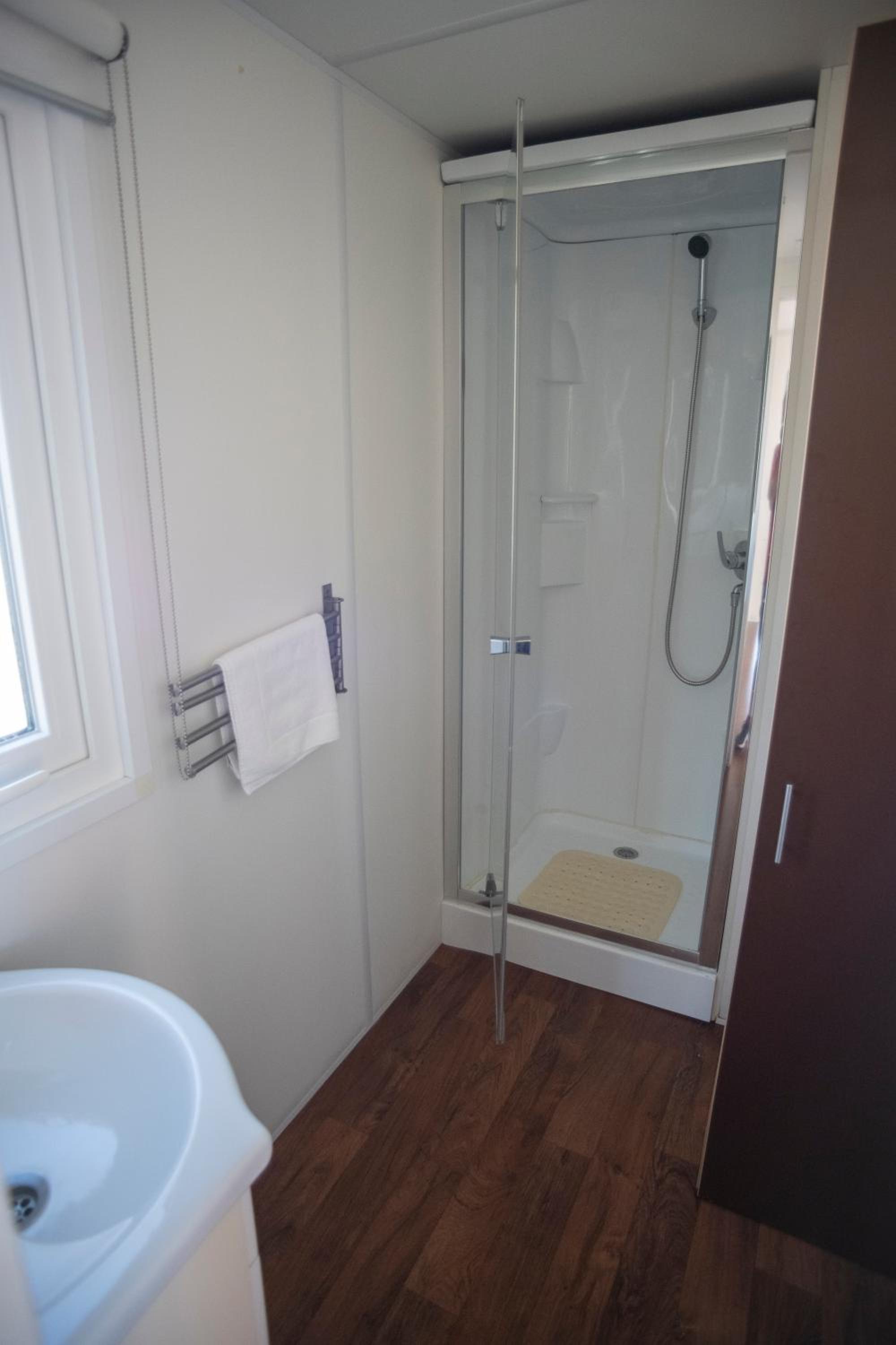 Mobile Home - Photo 2