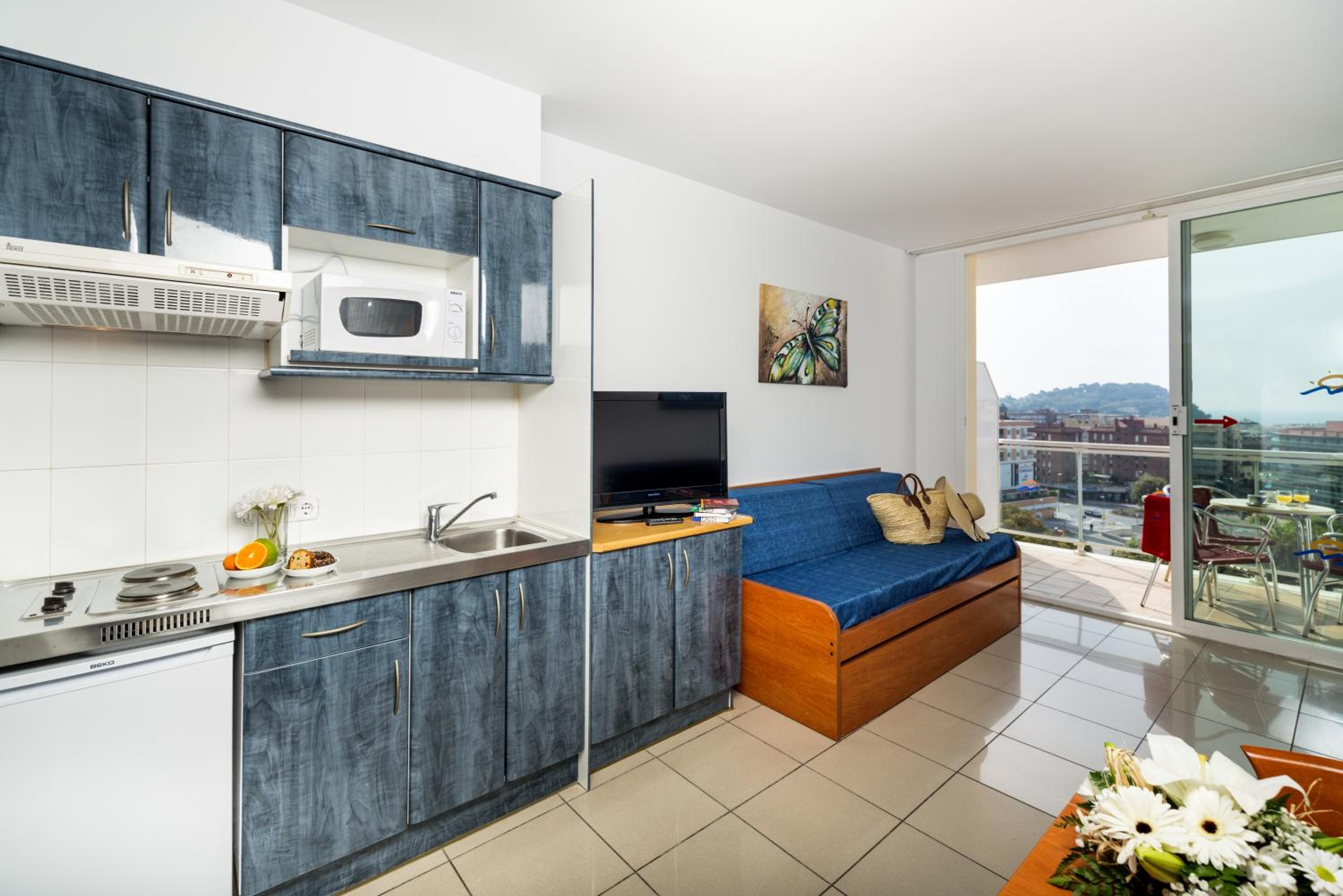 Apartment 1 Bedroom Plus Pool View thumbnail 6