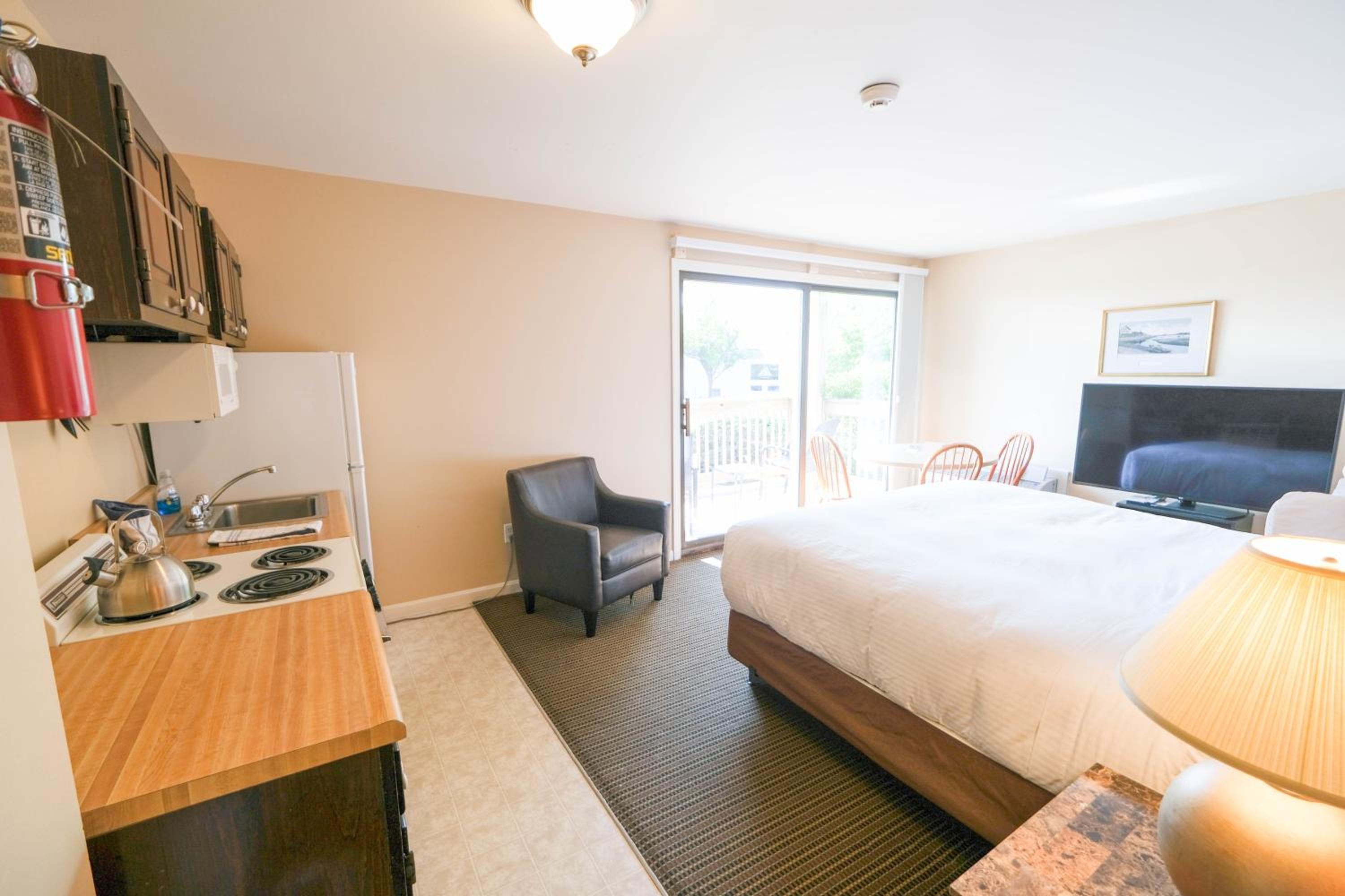 Main Building - King Kitchenette