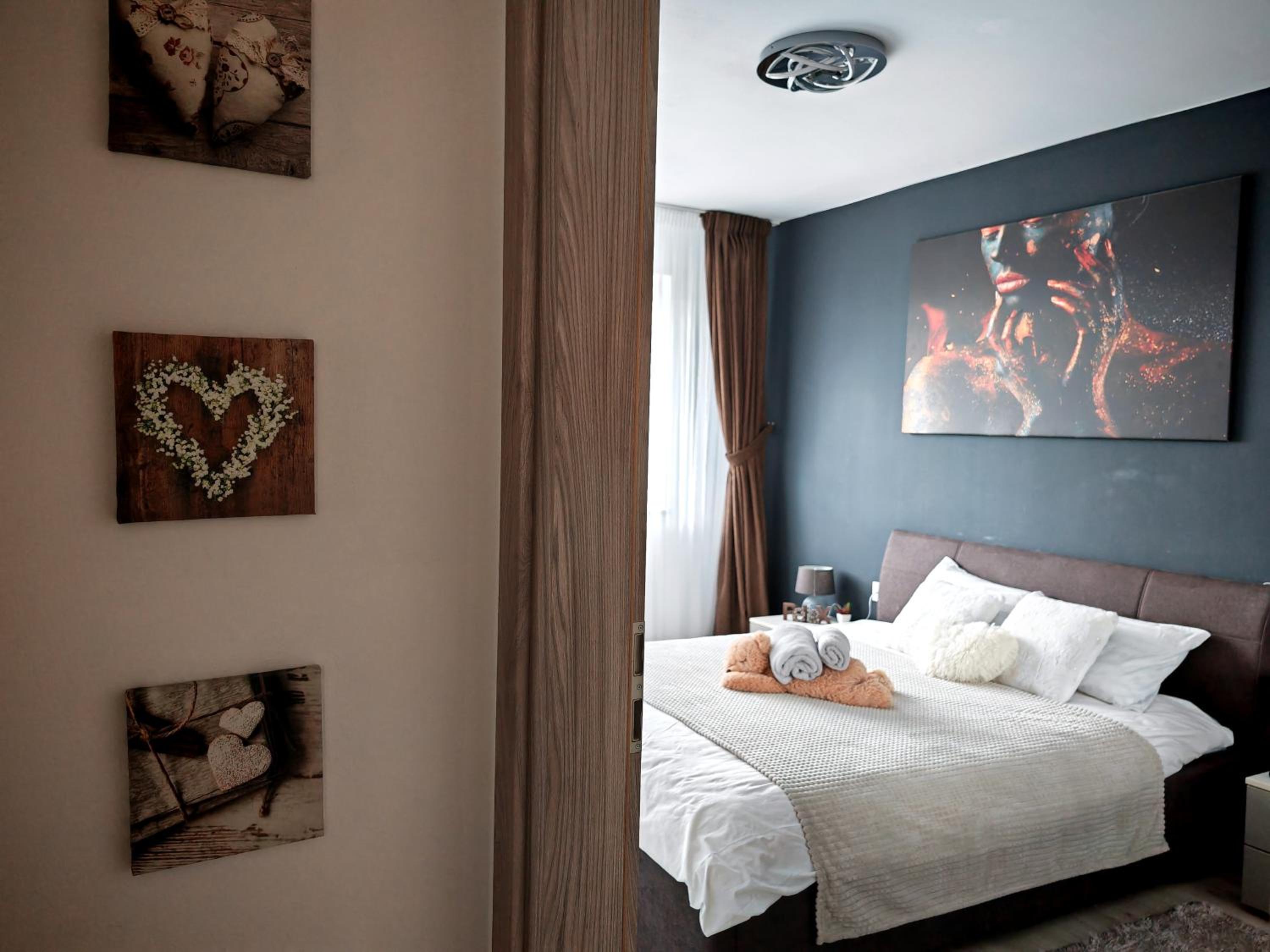 One-Bedroom Apartment - Photo 2