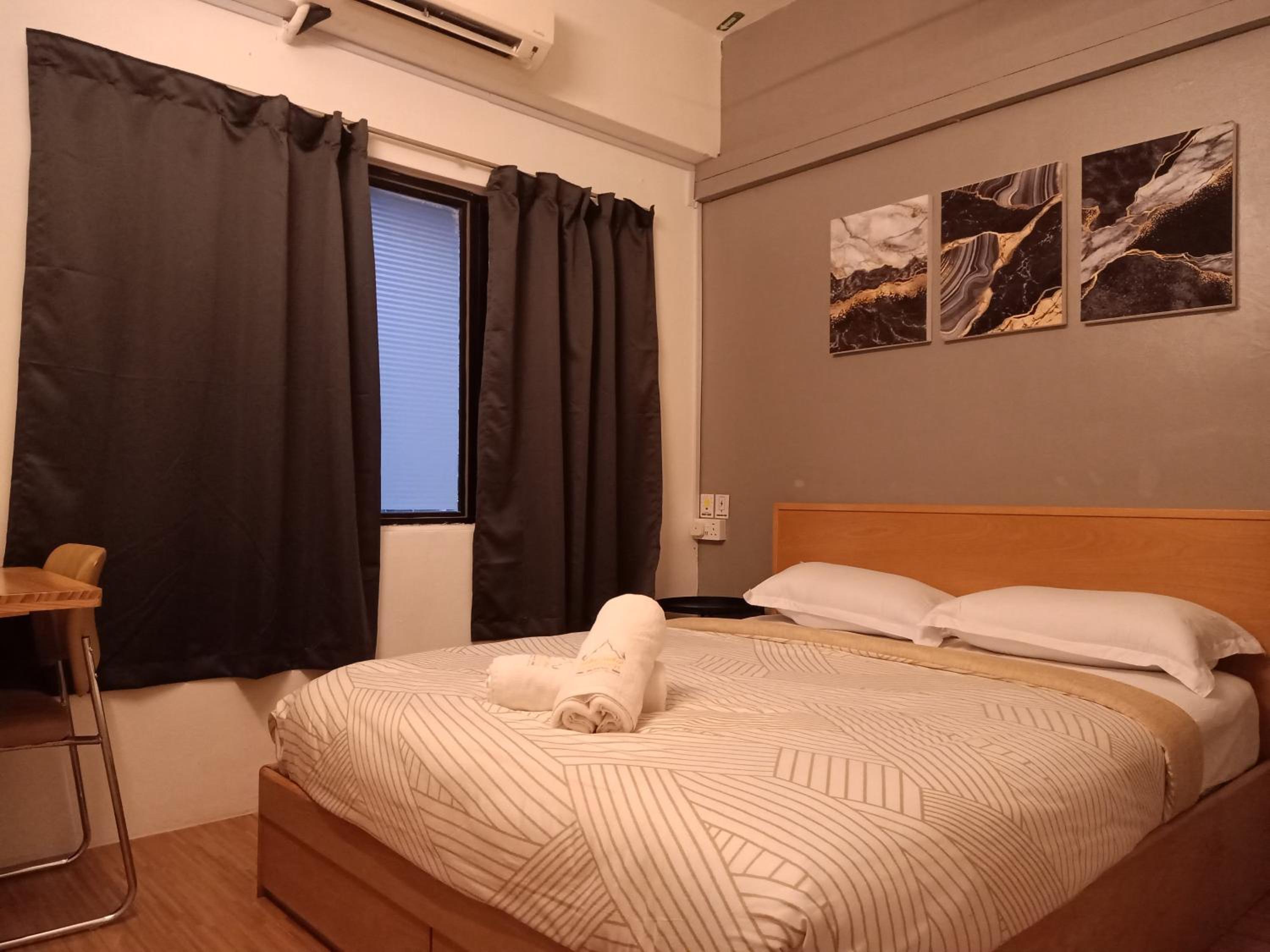 Queen Room with Shared Bathroom photo 1