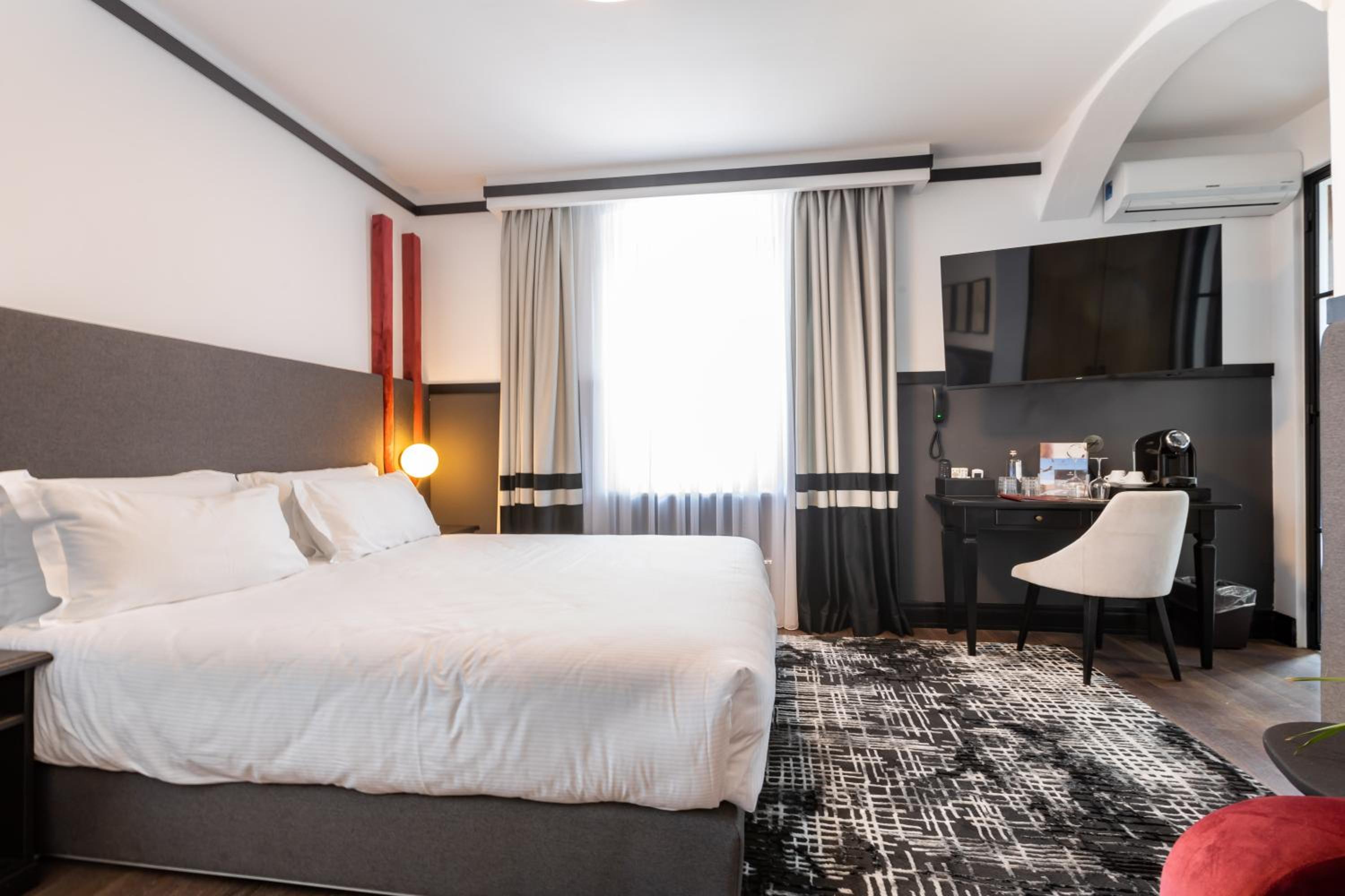 Junior Suite with Balcony - Photo 8