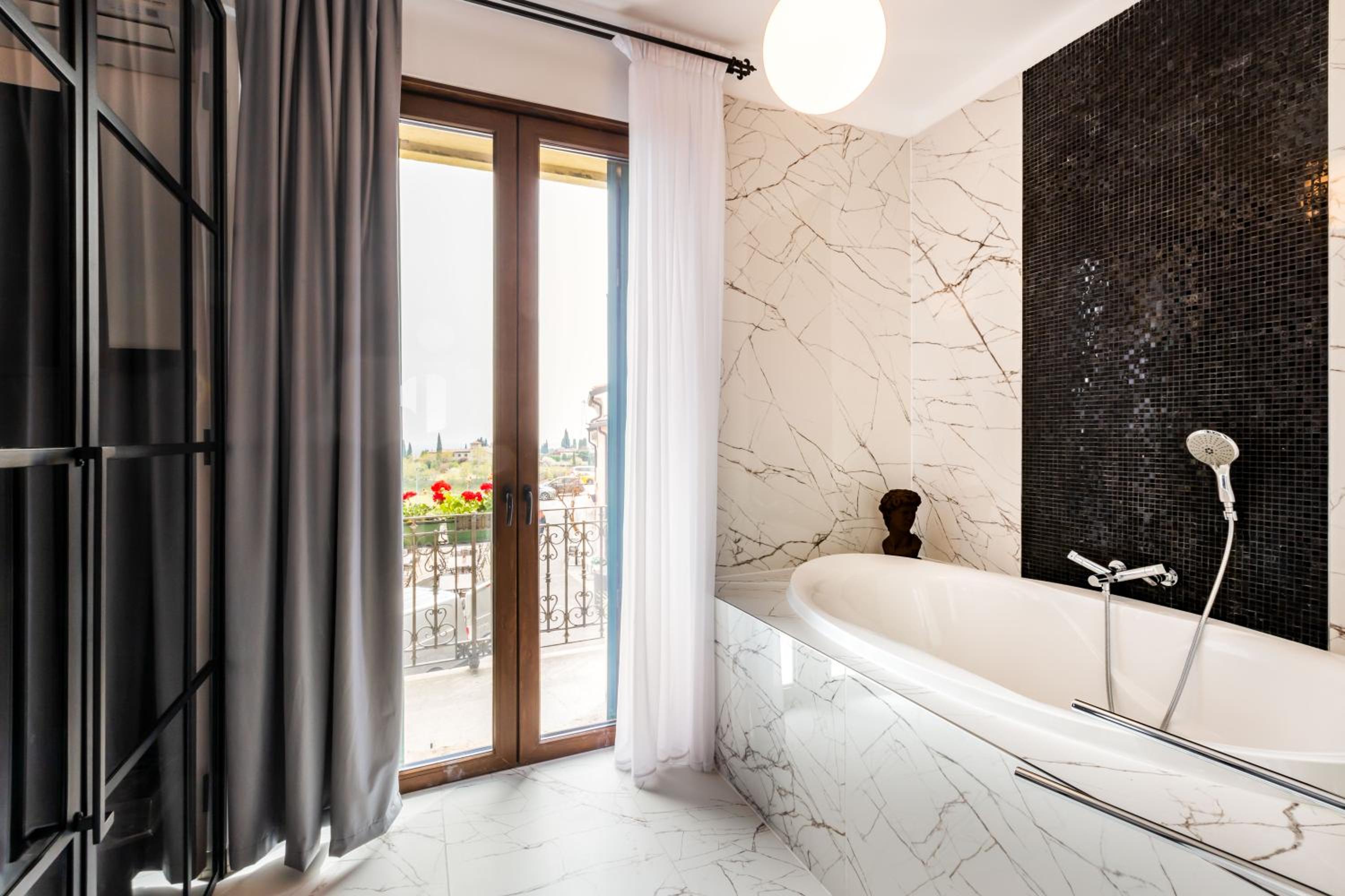 Junior Suite with Balcony - Photo 7