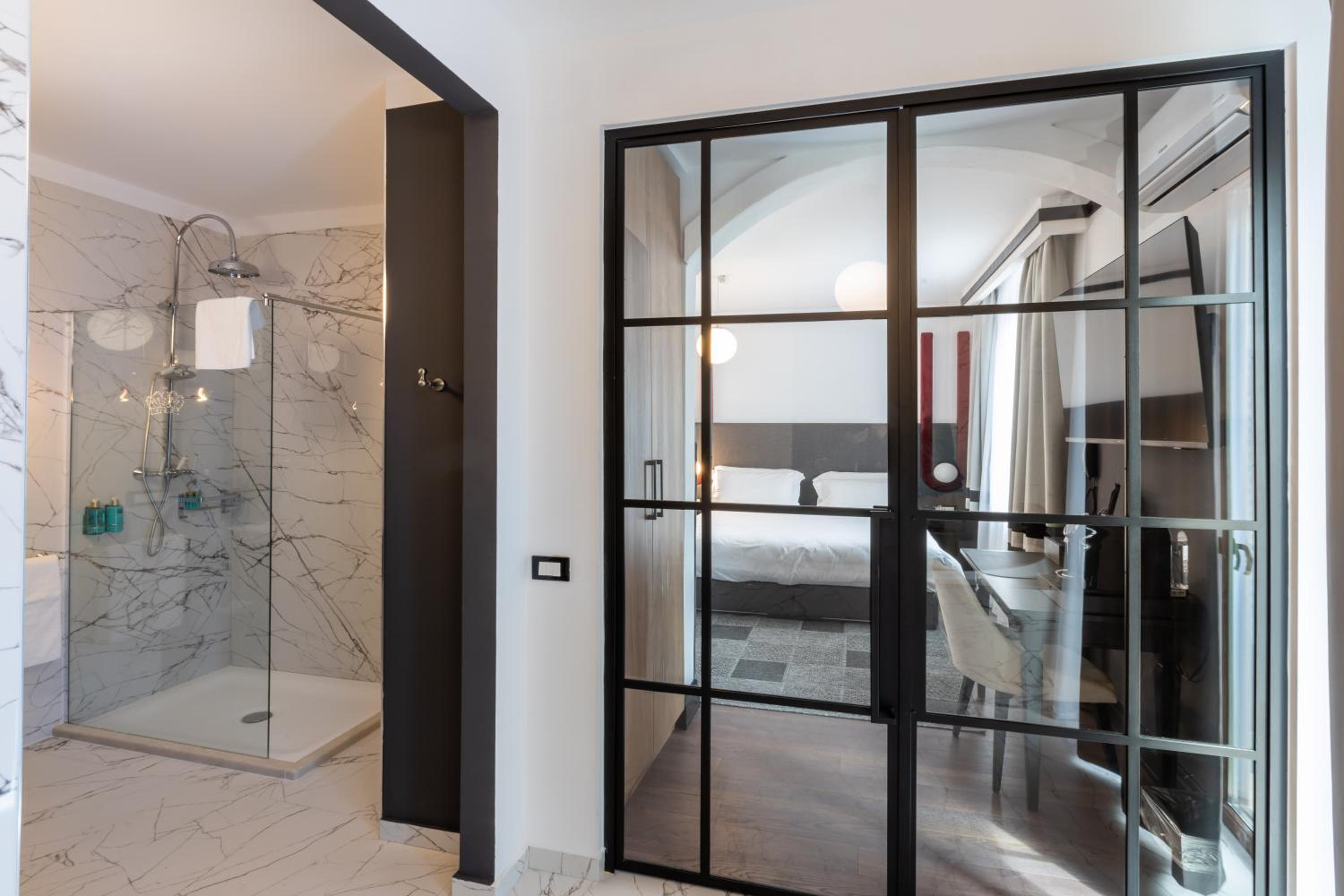 Junior Suite with Balcony - Photo 5
