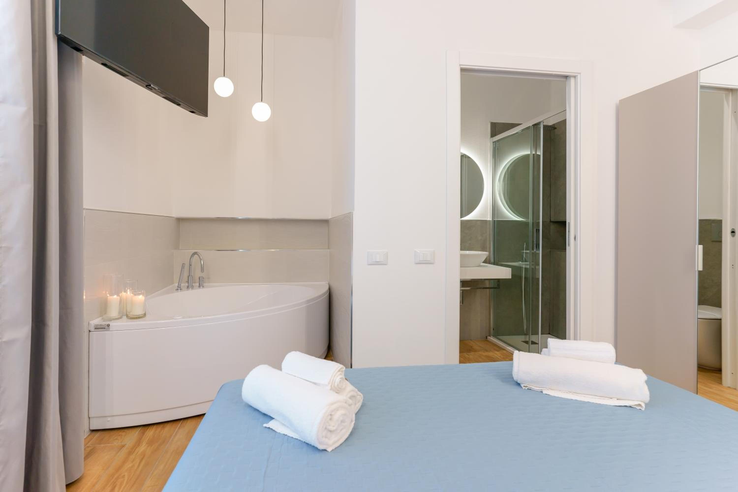 Double Room with Spa Bath - Photo 13