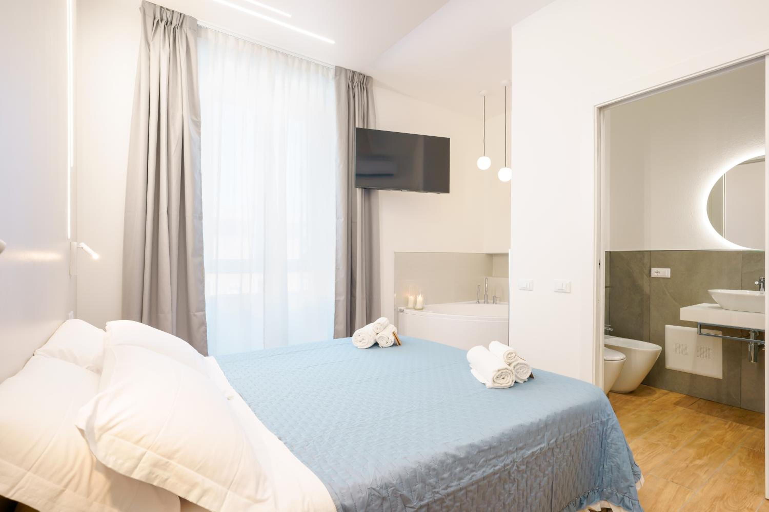 Double Room with Spa Bath - Photo 8