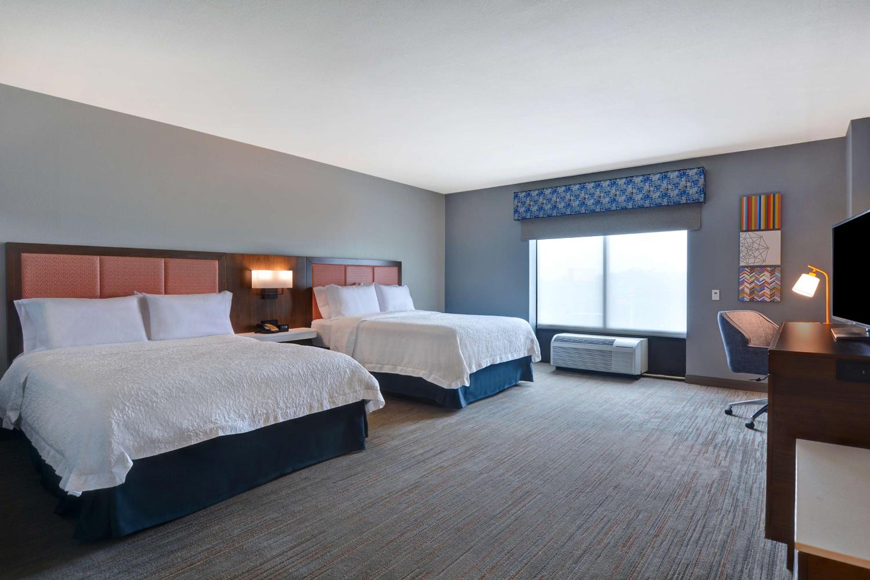 Double Room with Two Queen Beds and Bath Tub - Mobility Access - Photo 1