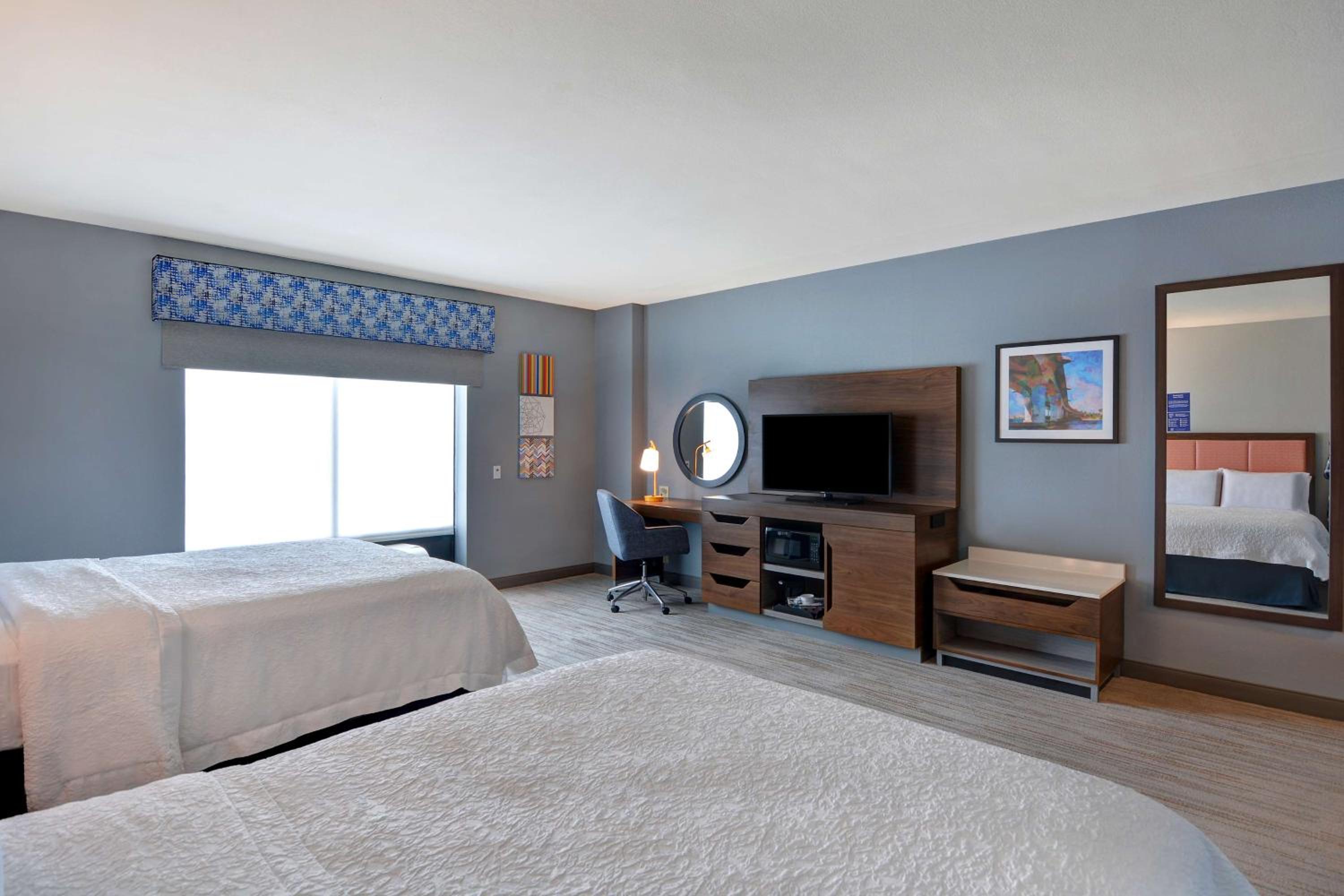 Double Room with Two Queen Beds and Bath Tub - Mobility Access - Photo 4