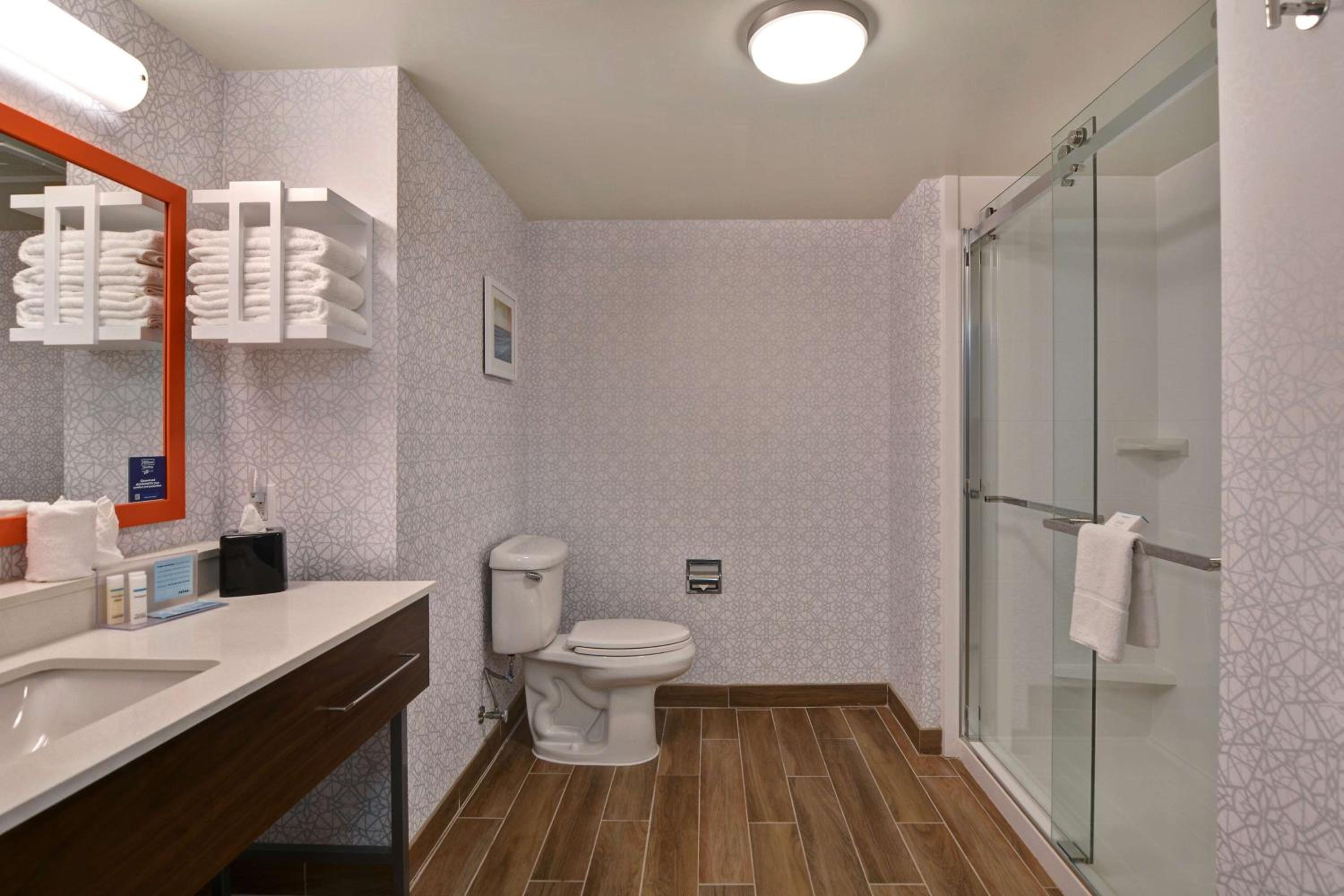 King Room with Shower - Non-Smoking - Photo 3
