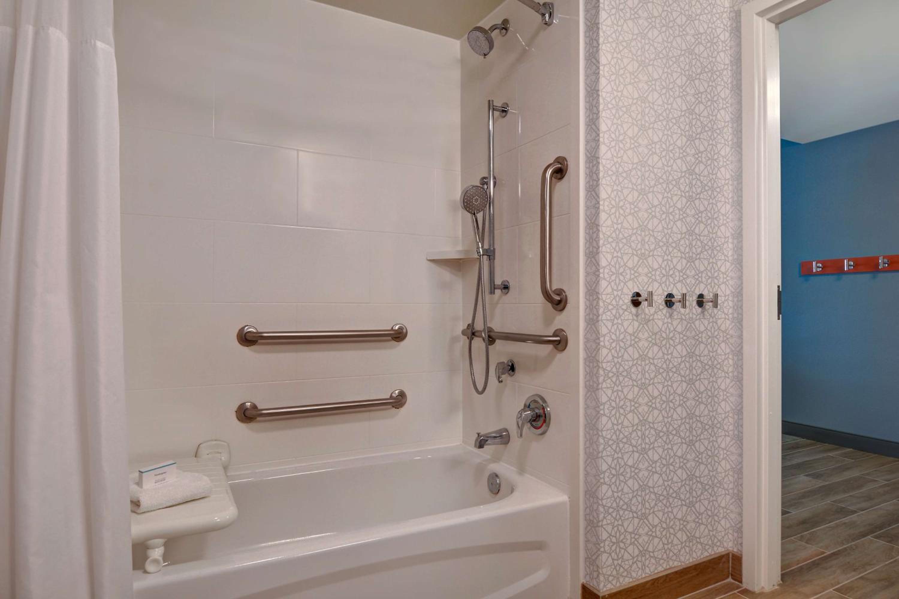 Double Room with Two Queen Beds and Bath Tub - Mobility Access - Photo 2