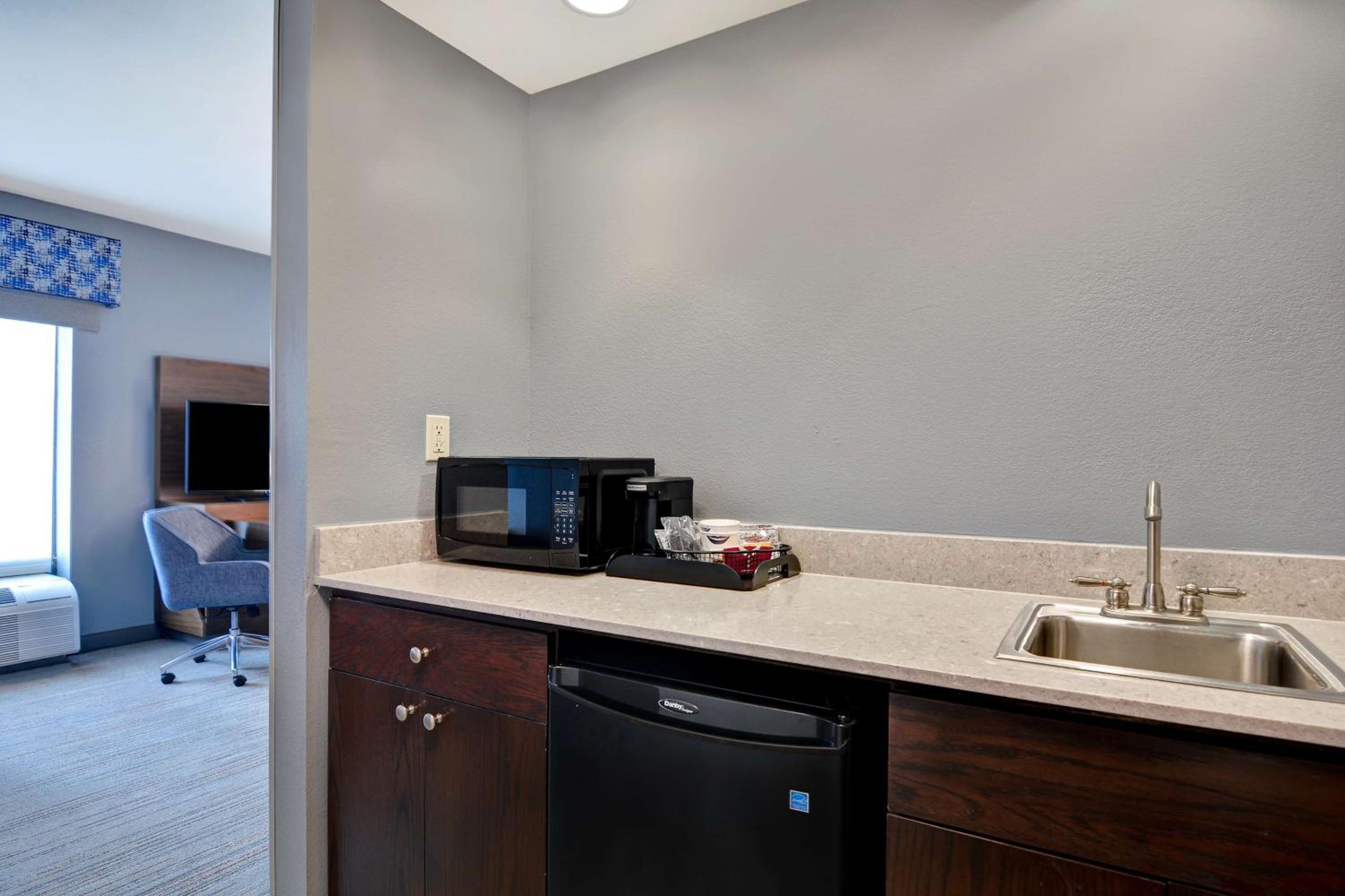 Non-Smoking Studio King Suite - Photo 3