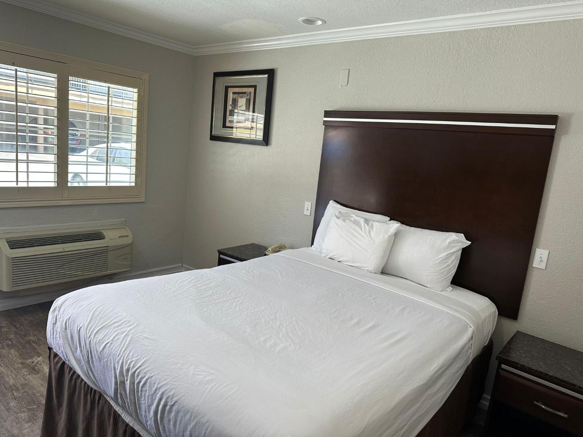 Queen Room with Two Queen Beds - Non-Smoking - Photo 1
