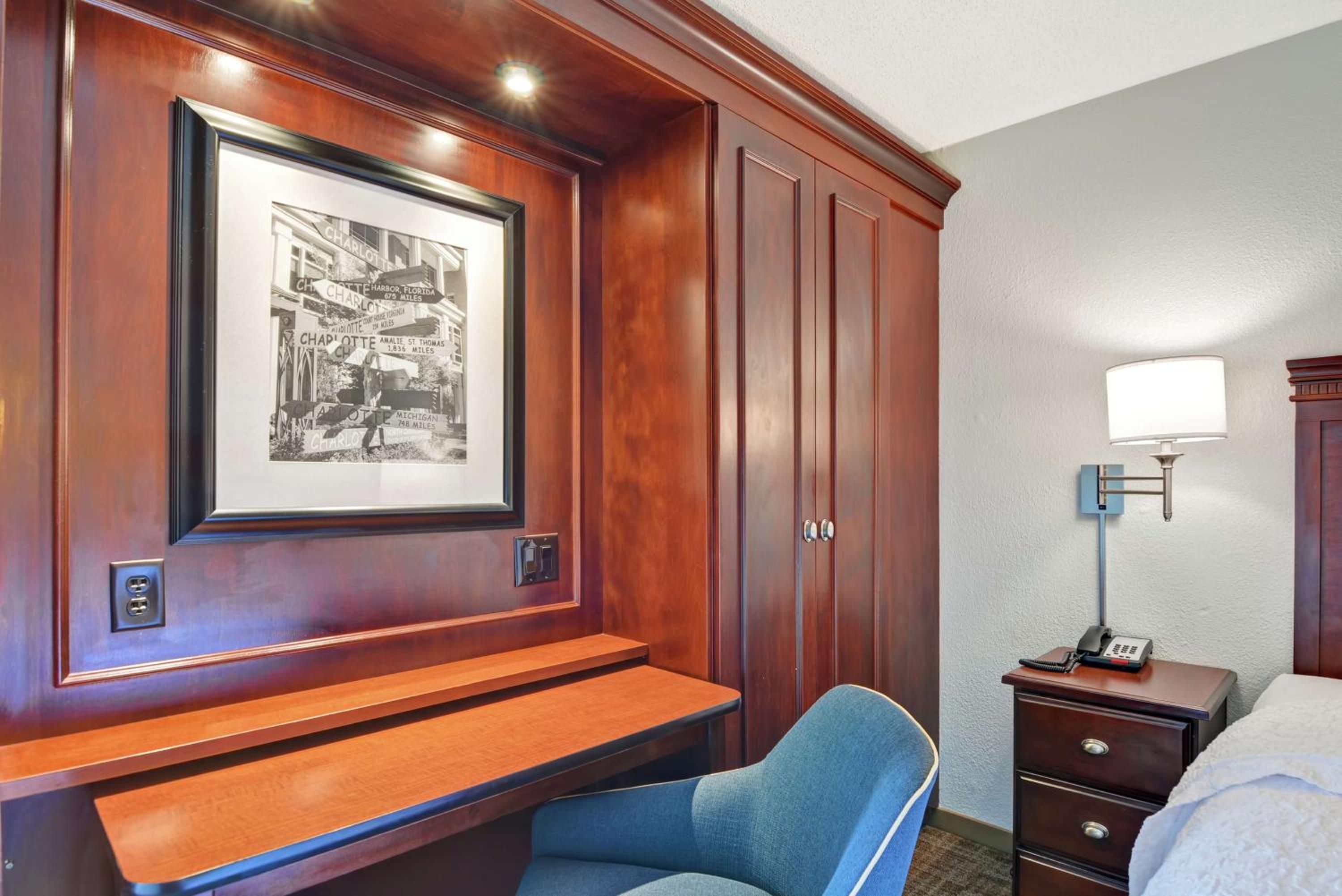 Queen Room with Mobility Access/Non-Smoking - Photo 2