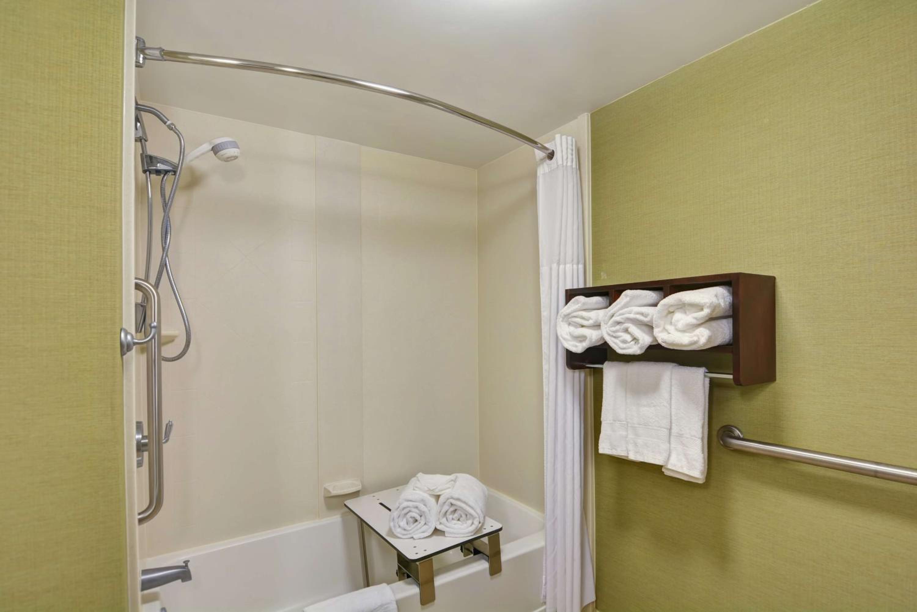 Queen Room with Mobility Access/Non-Smoking - Photo 3