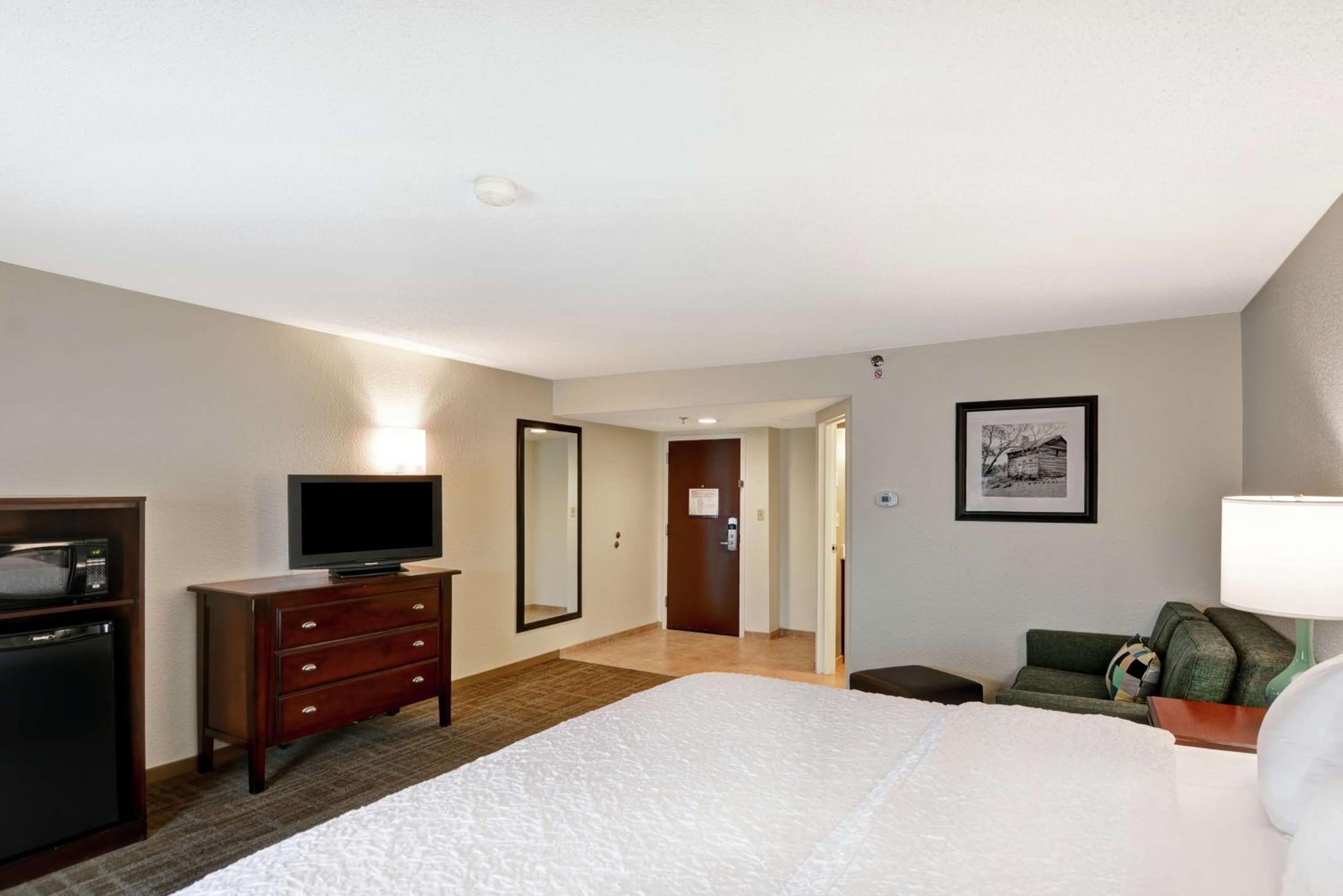 Deluxe King Room - Non-Smoking - Photo 2