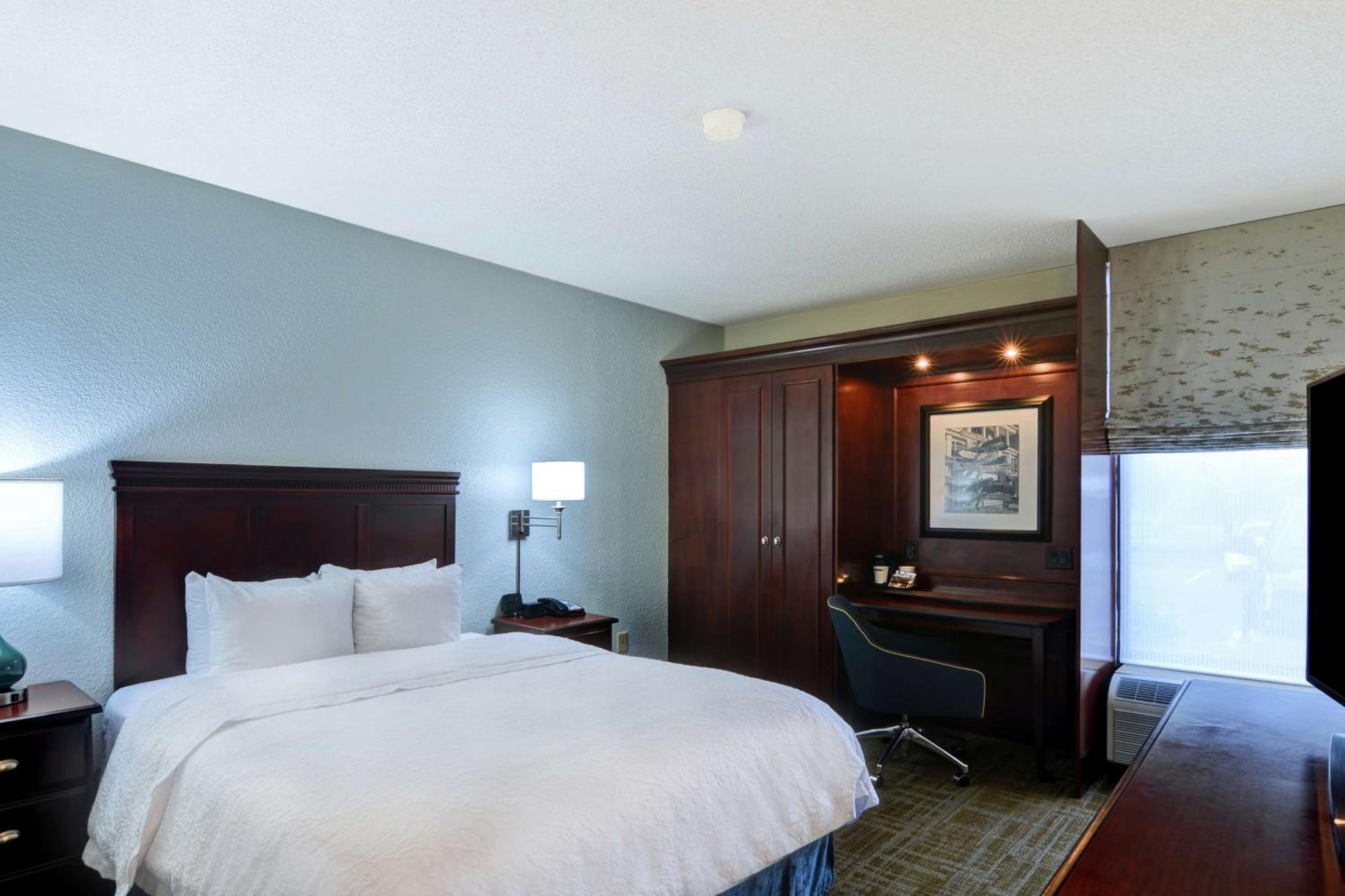Queen Room with Mobility Access/Non-Smoking - Photo 1