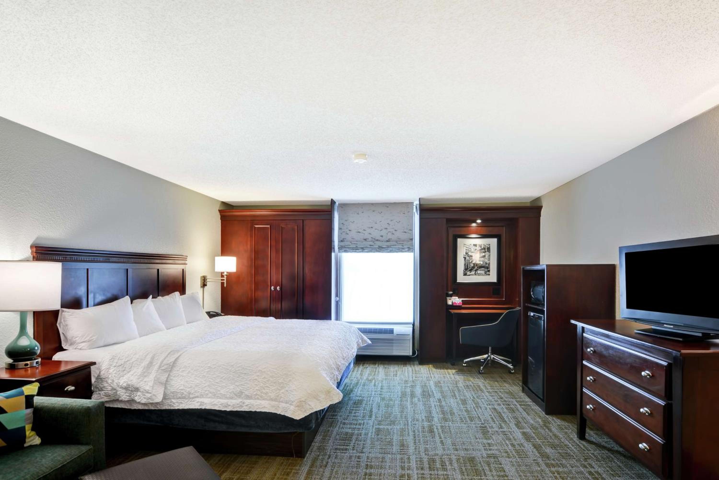 Deluxe King Room - Non-Smoking - Photo 1