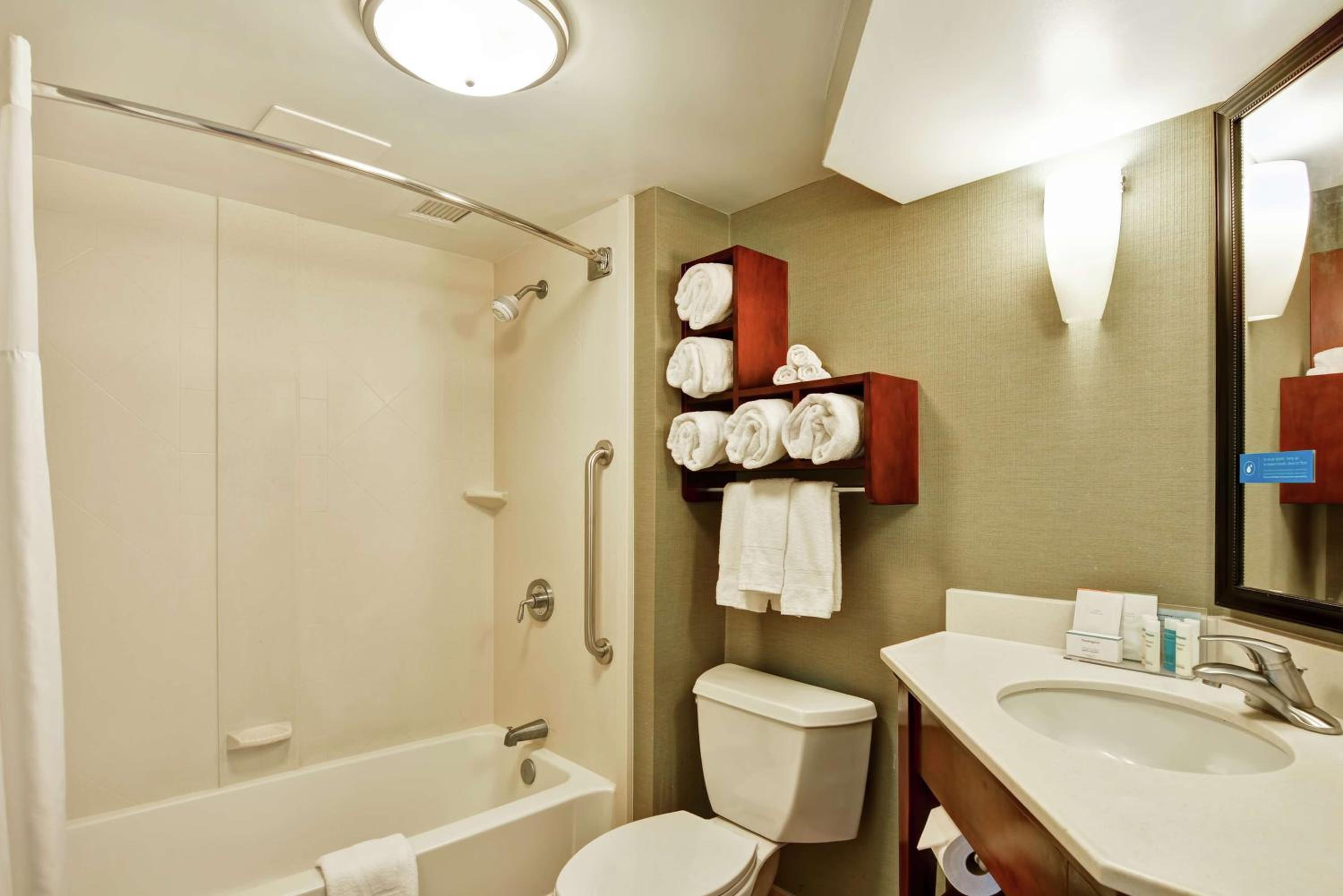 Room with Two Queen Beds - Non-Smoking - Photo 2
