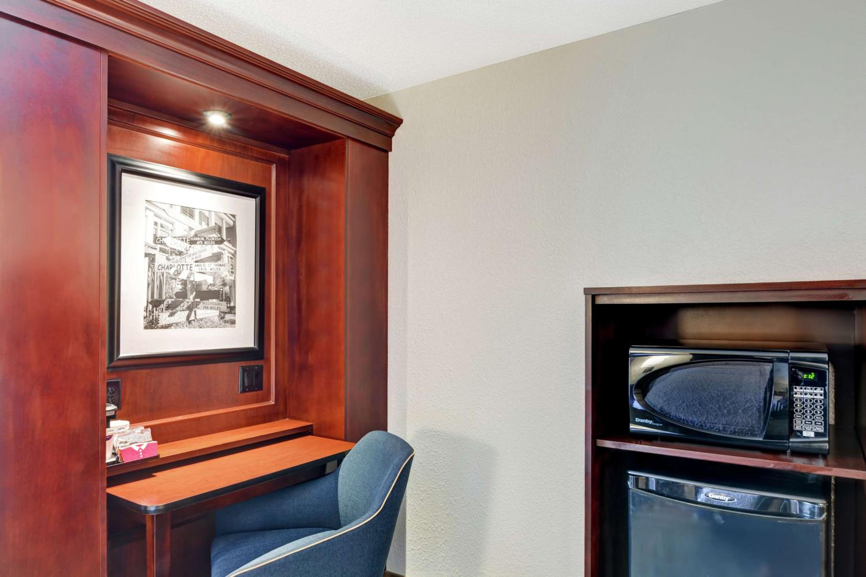Room with Two Queen Beds - Non-Smoking - Photo 3