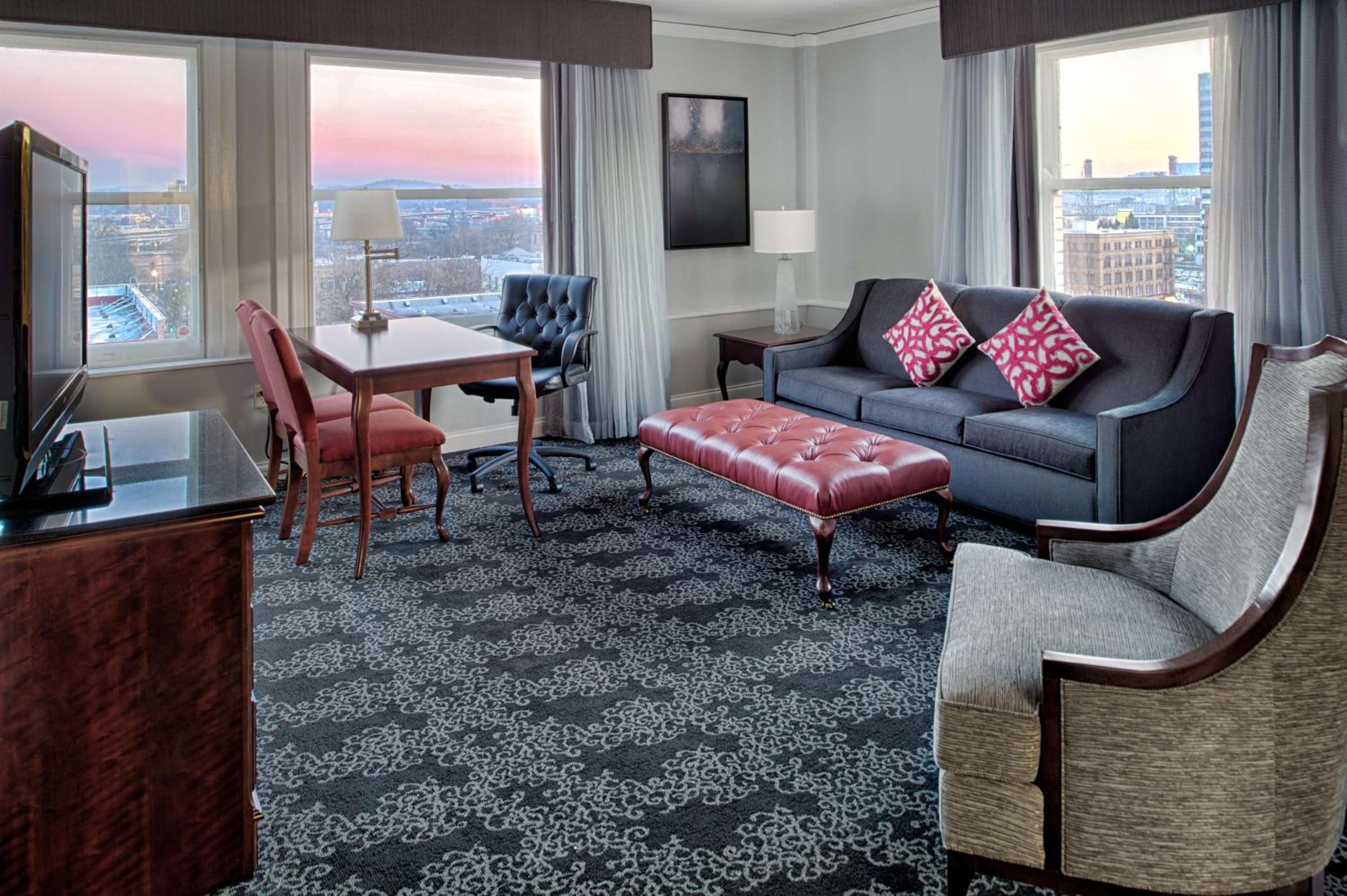 Corner Suite - Photo 1
