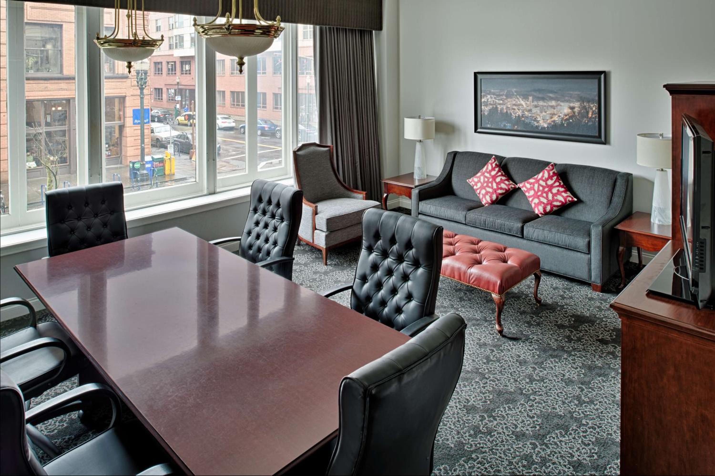 Executive King Suite - Photo 3