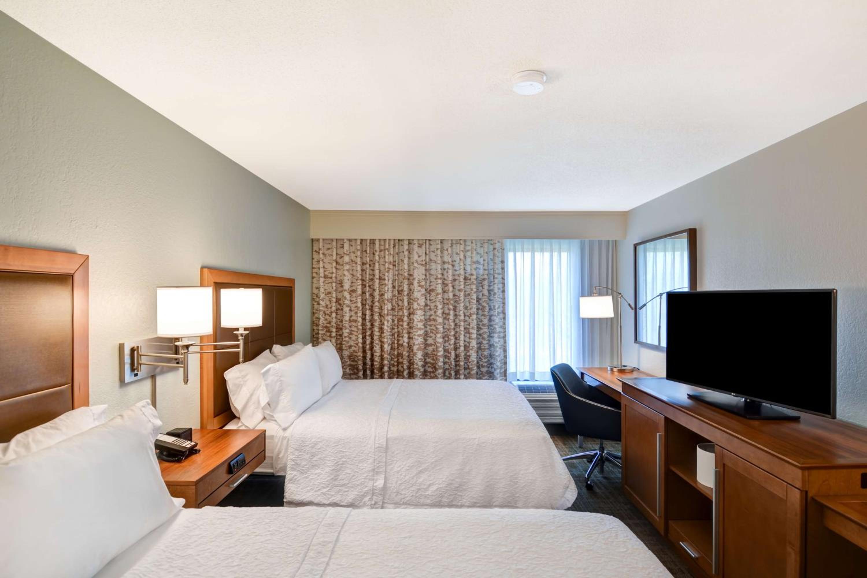 Queen Room with Two Queen Beds - Hearing Access photo 2