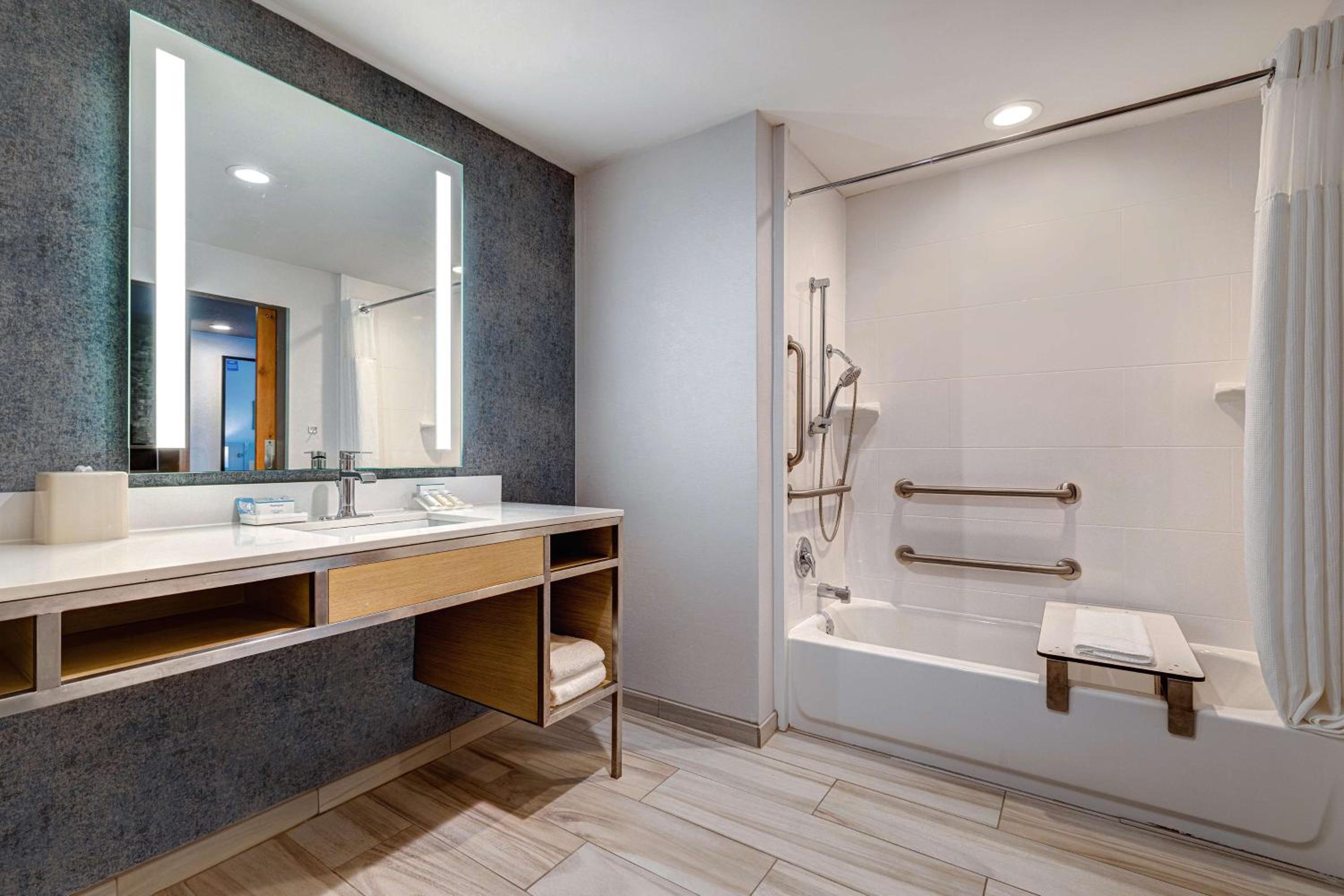 One-Bedroom Suite with Two Double Beds - Photo 2