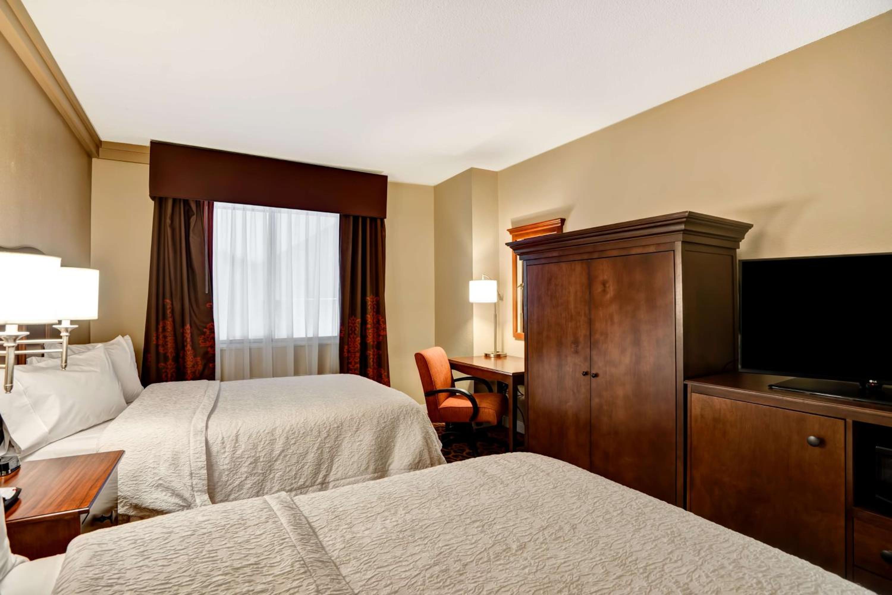 Queen Room with Two Queen Beds (4 Adults) - Photo 2