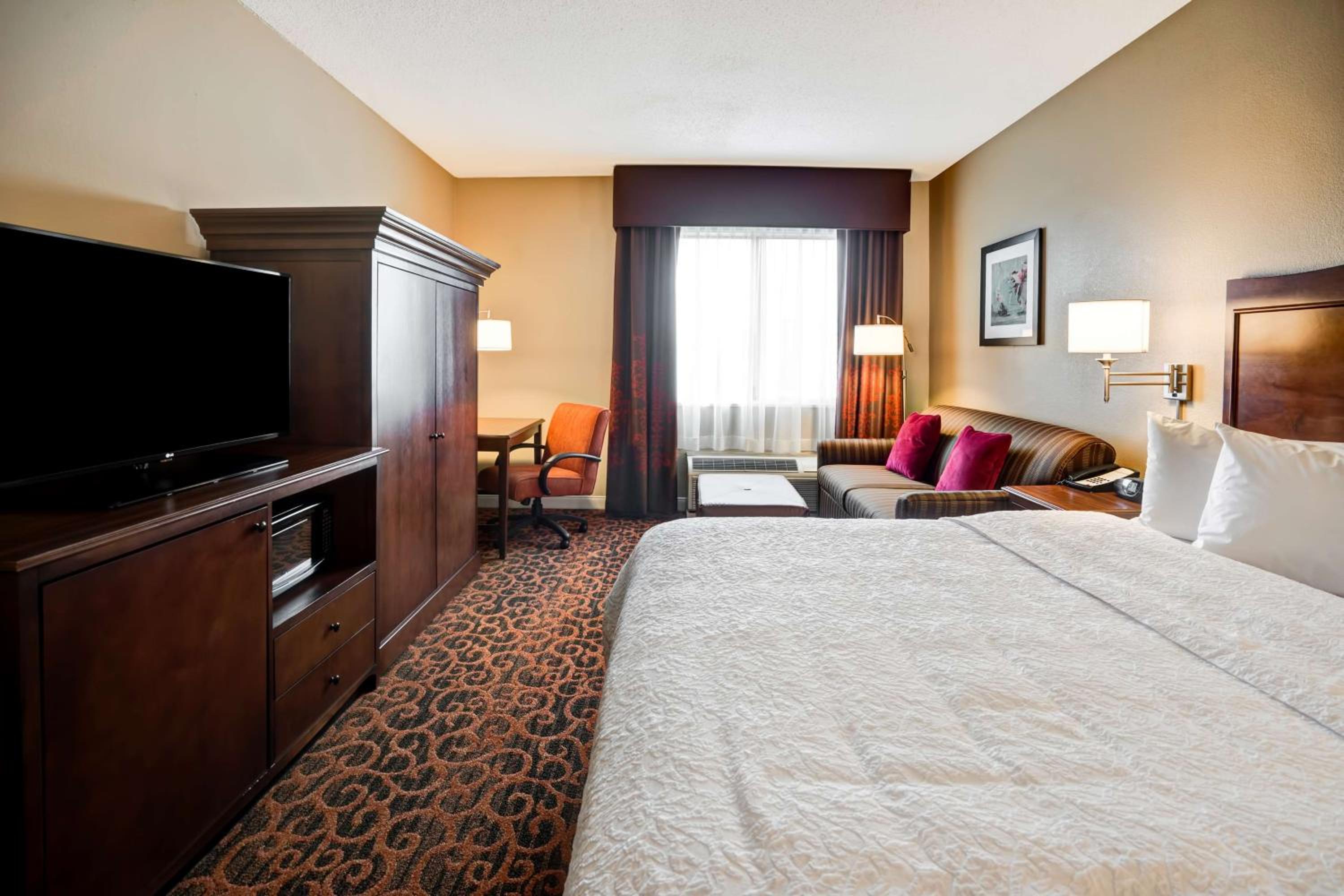 King Room with Sofa Bed and Study - Non-Smoking - Photo 3