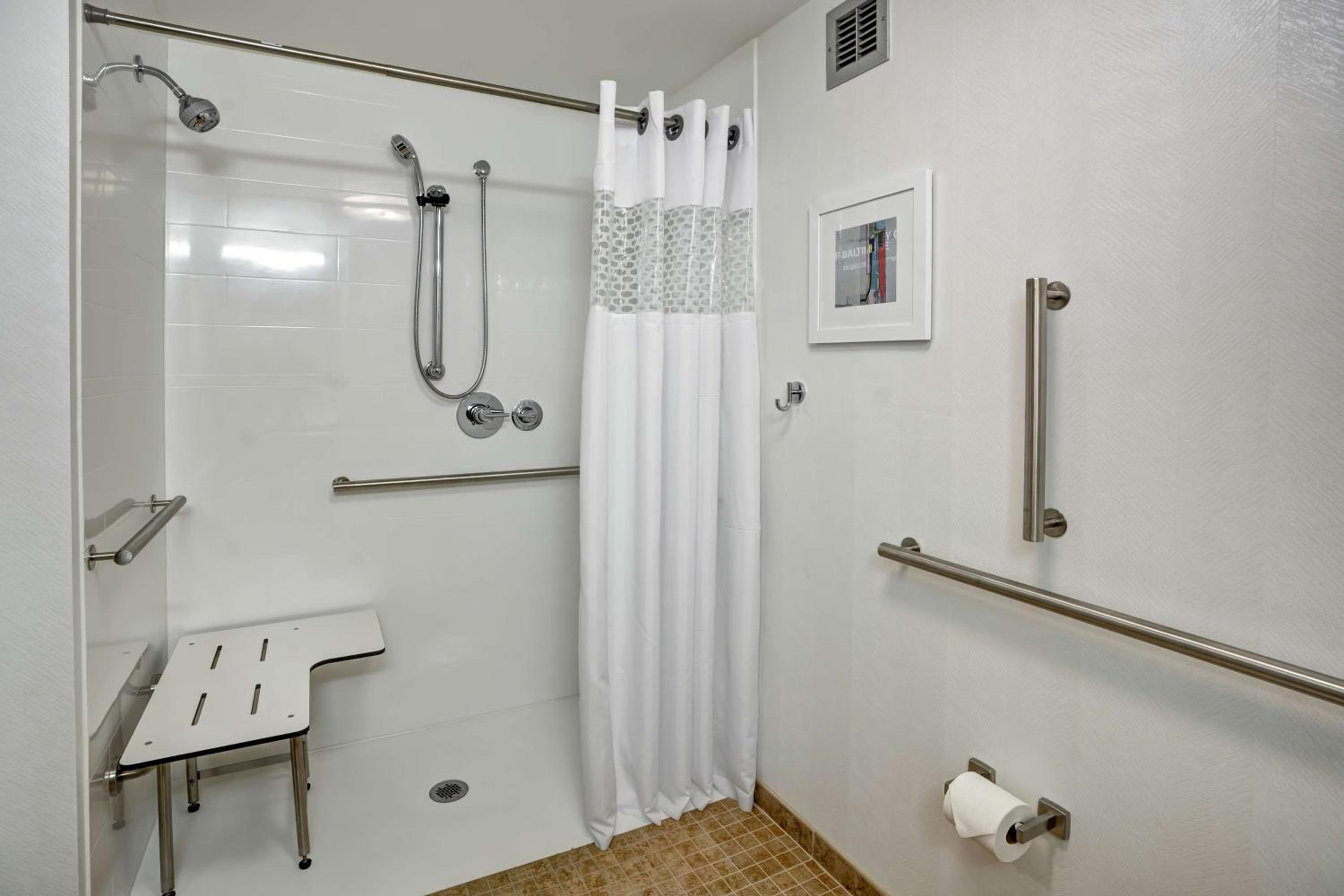 Queen Room with Mobility Access/Non-Smoking - Photo 4