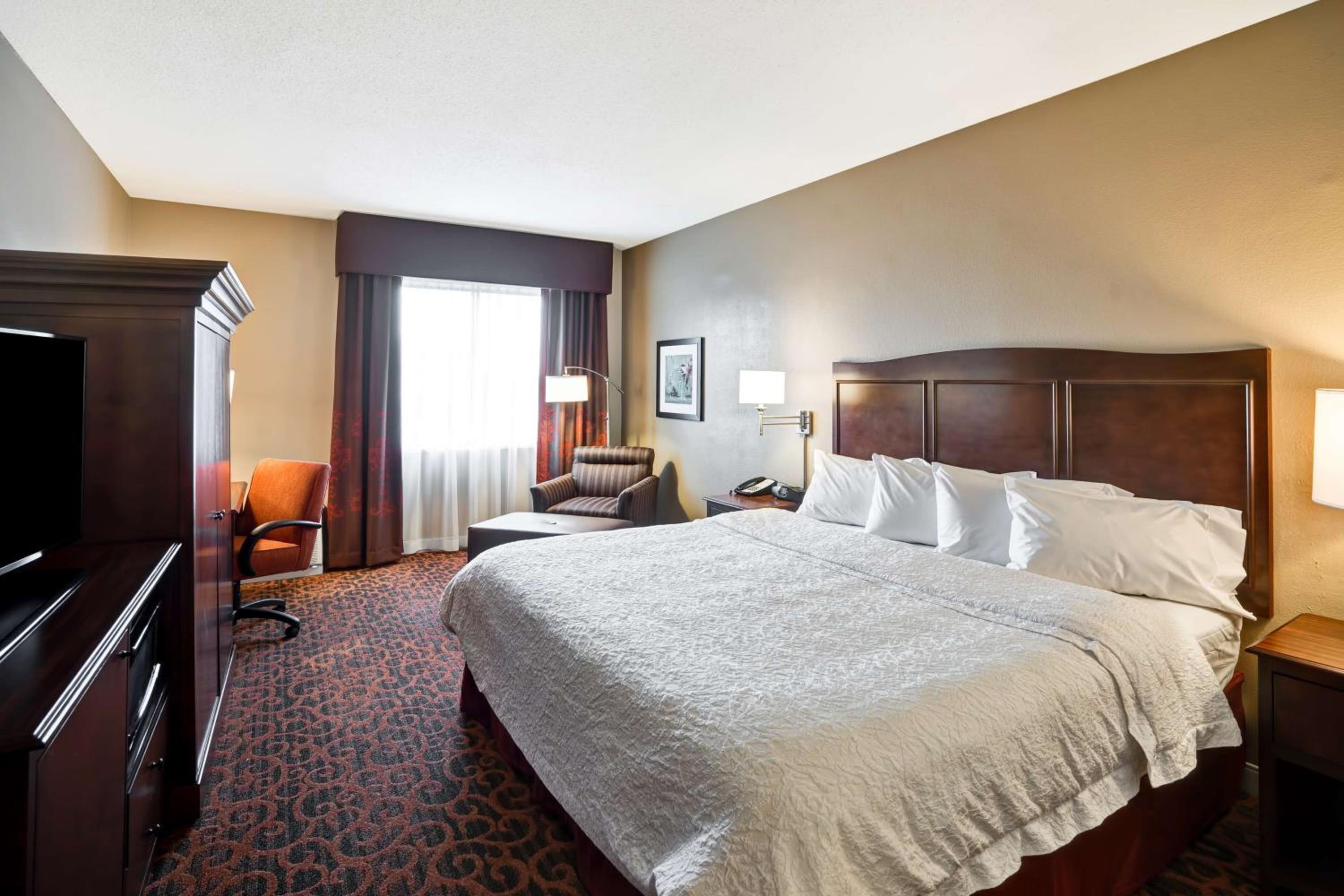 King Room with King Bed - Non-Smoking - Photo 2