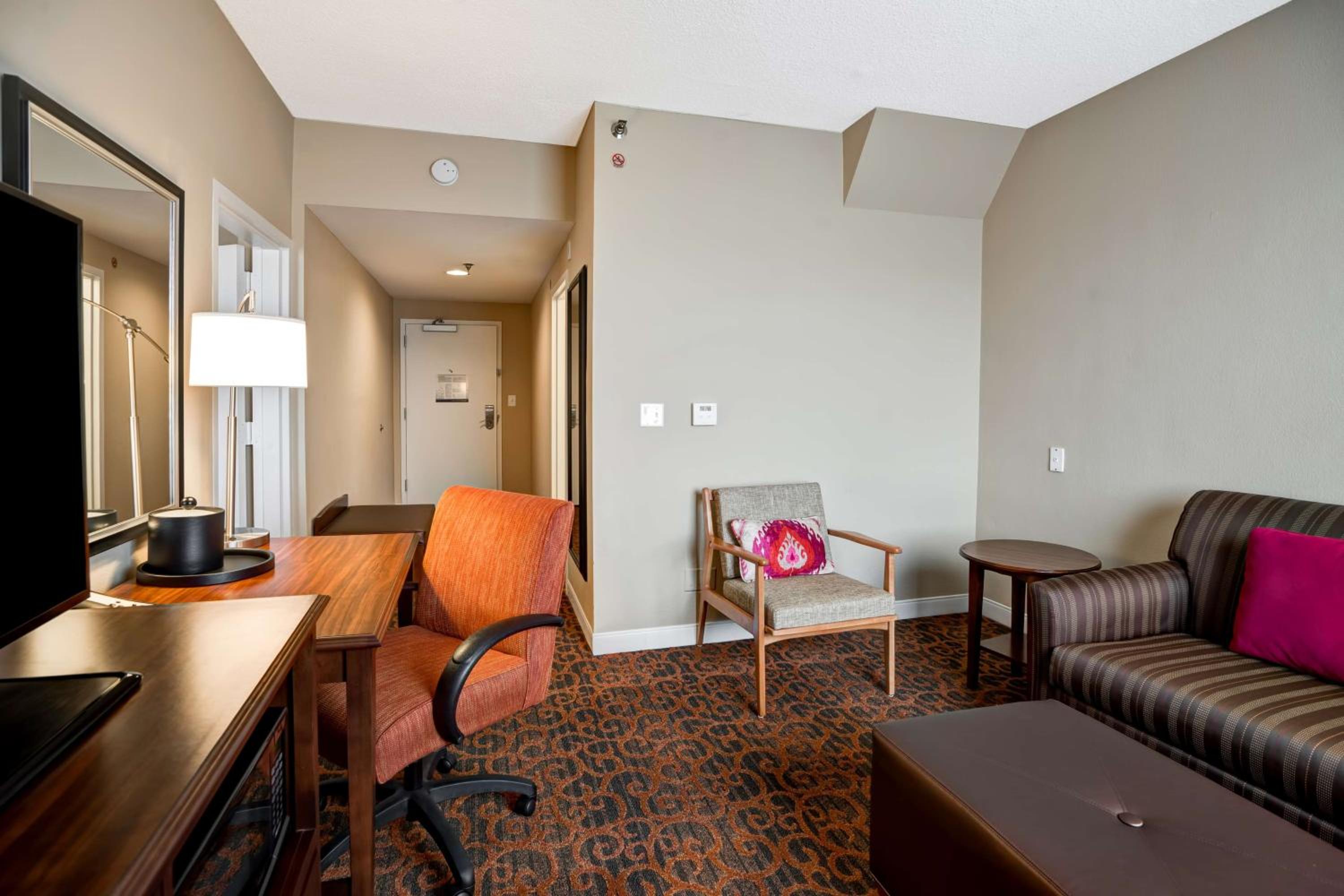 One-Bedroom King Suite with Sofa Bed - Non-Smoking - Photo 4