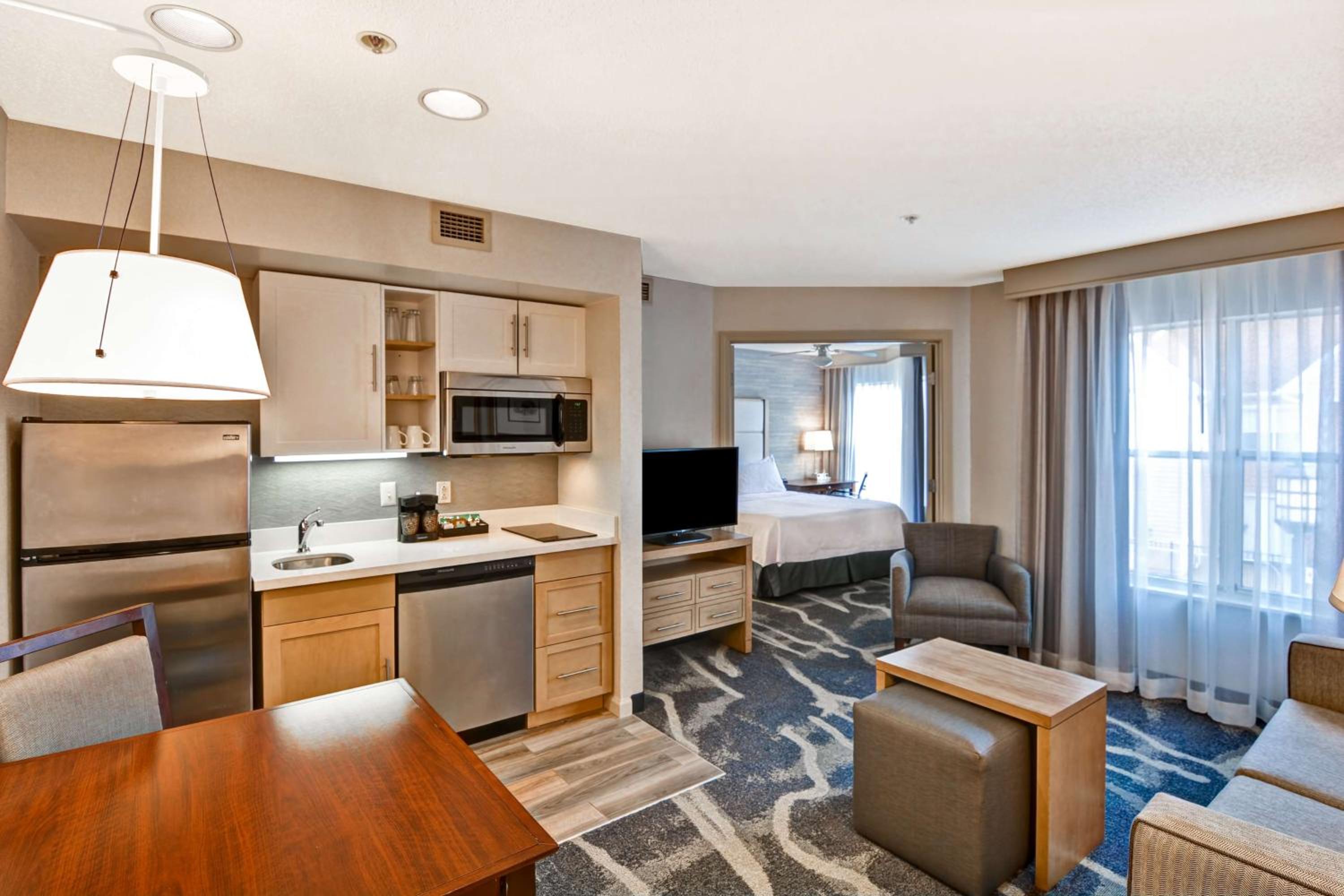 One-Bedroom King Suite - Non-Smoking