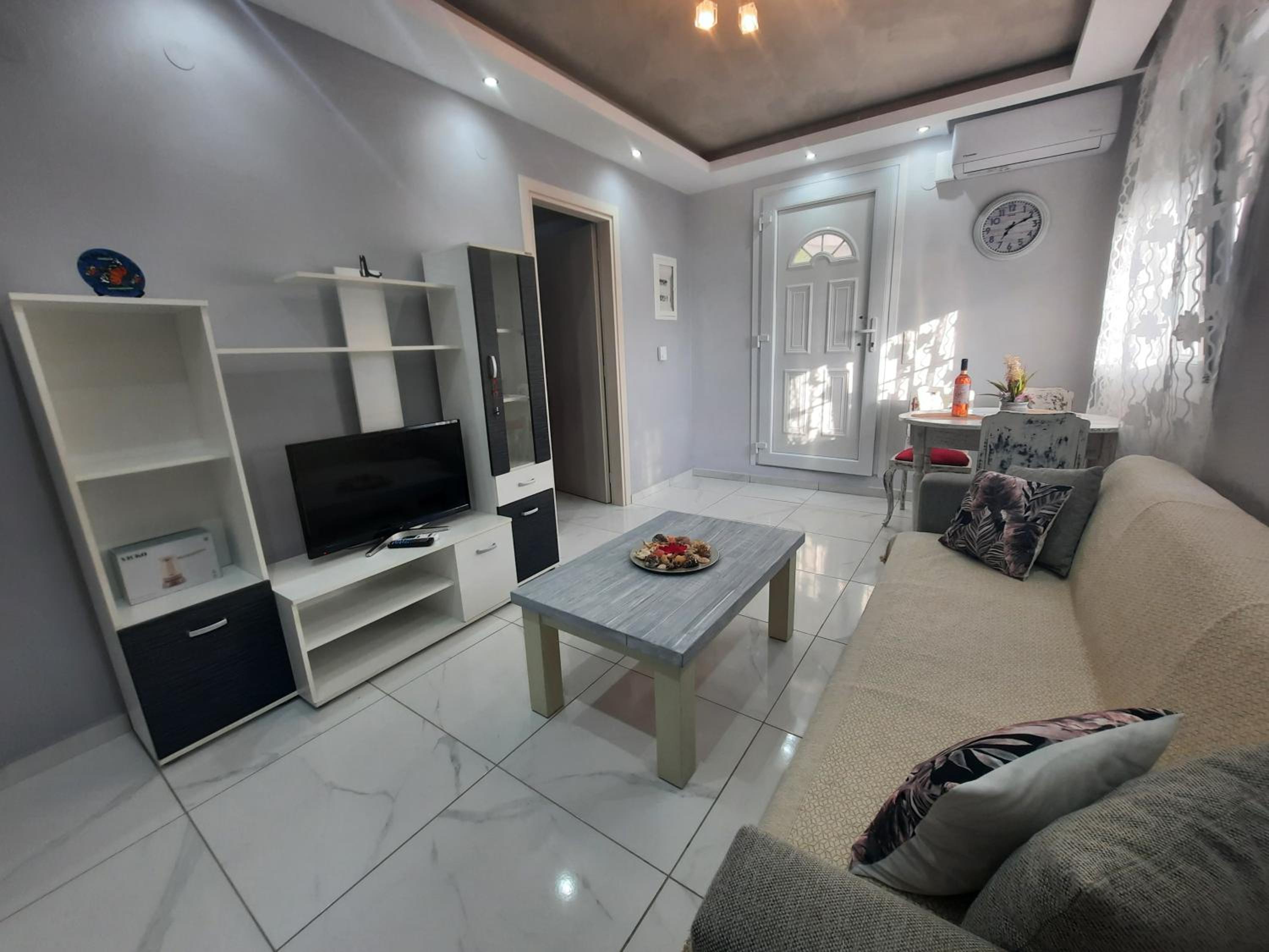 Apartment with Balcony photo 3