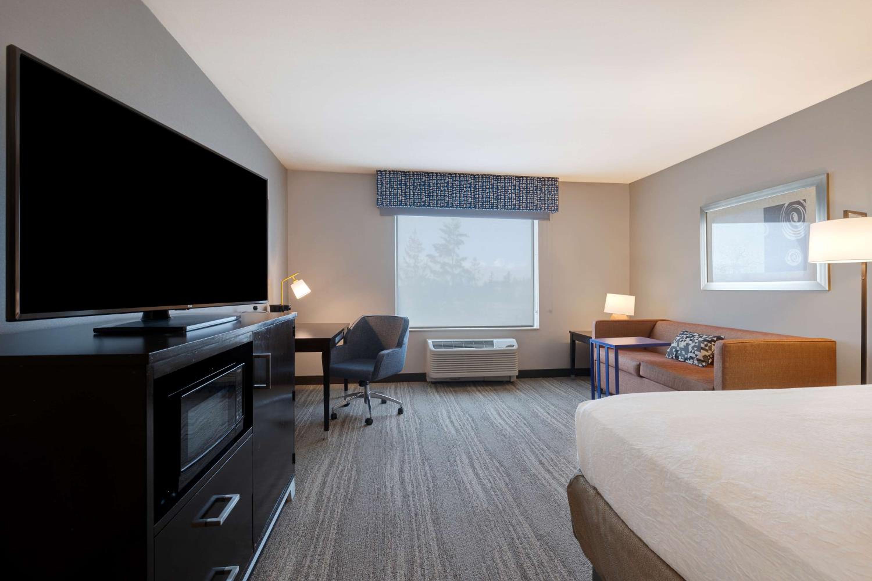 King Room with Sofa Bed and Study - Non-Smoking - Photo 1