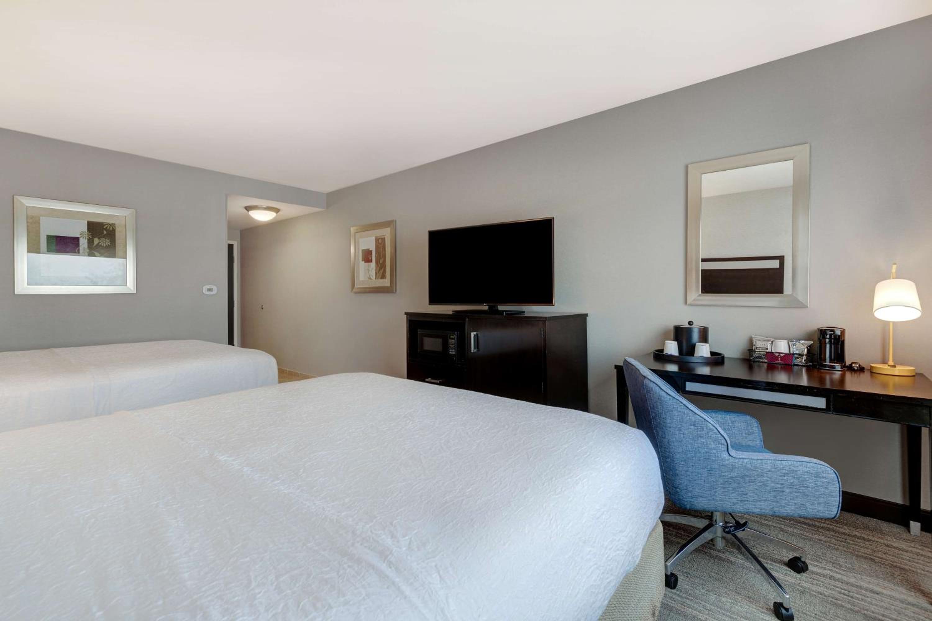 Room with Two Queen Beds - Non-Smoking - Photo 4